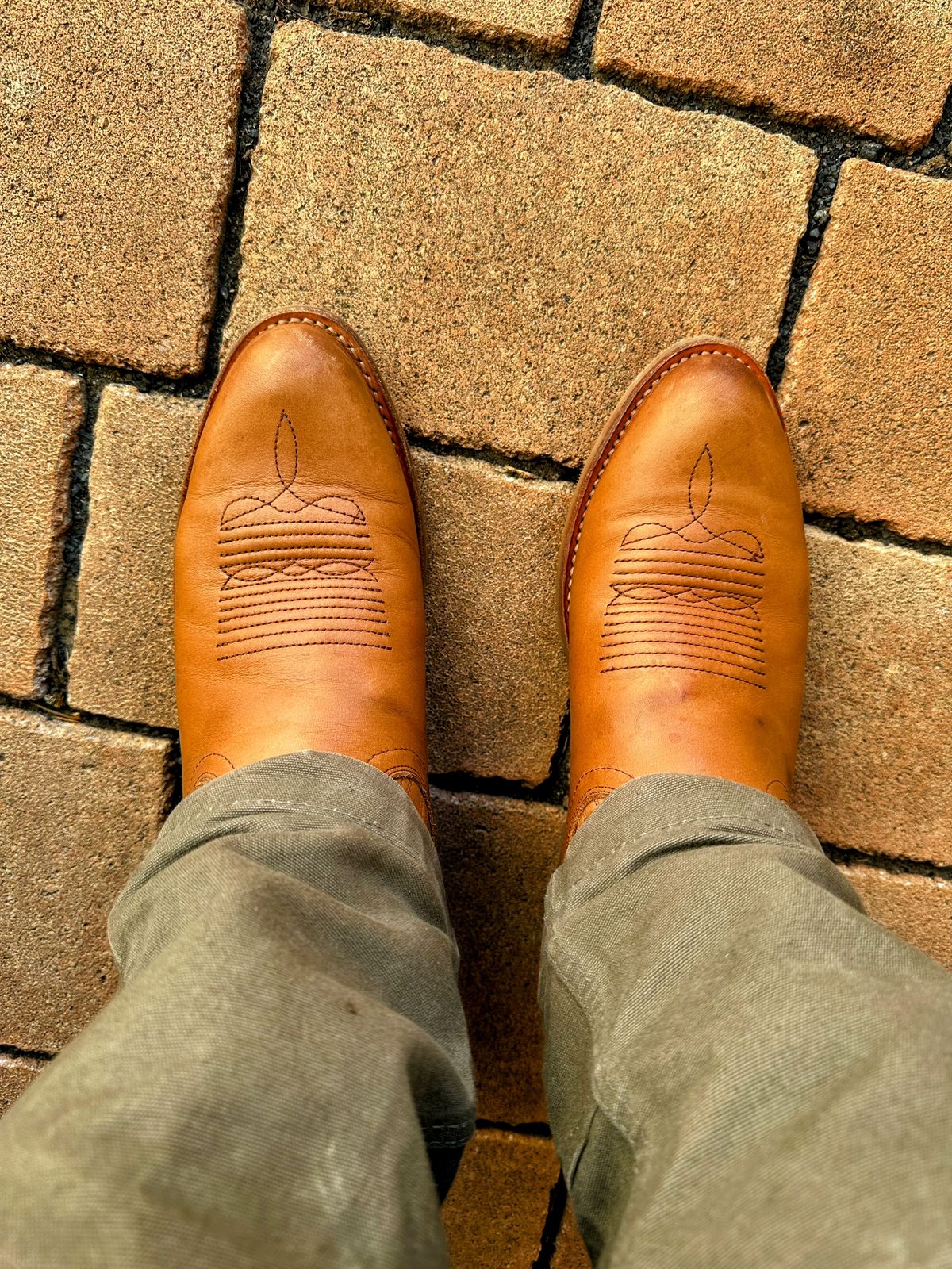 Photo by bene on March 22, 2025 of the Tecovas The Jason in Caramel Cowhide.