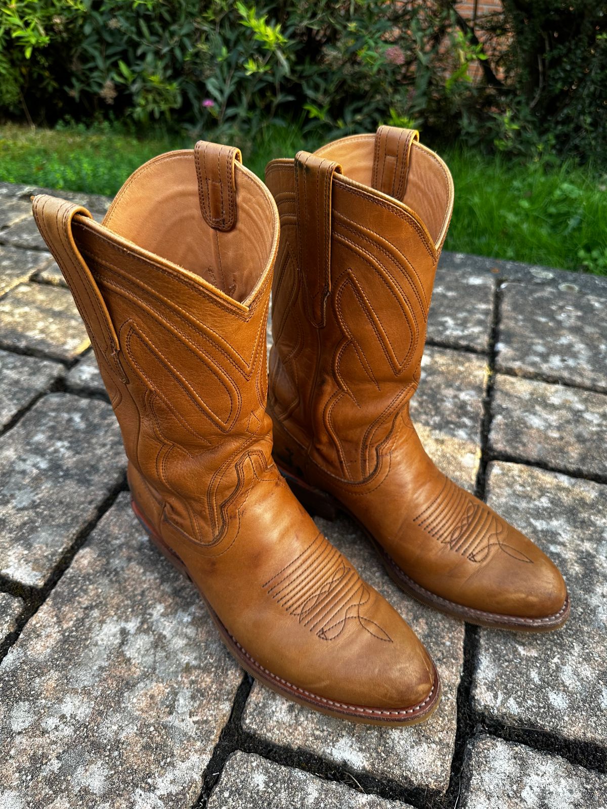 Photo by bene on August 17, 2025 of the Tecovas The Jason in Caramel Cowhide.