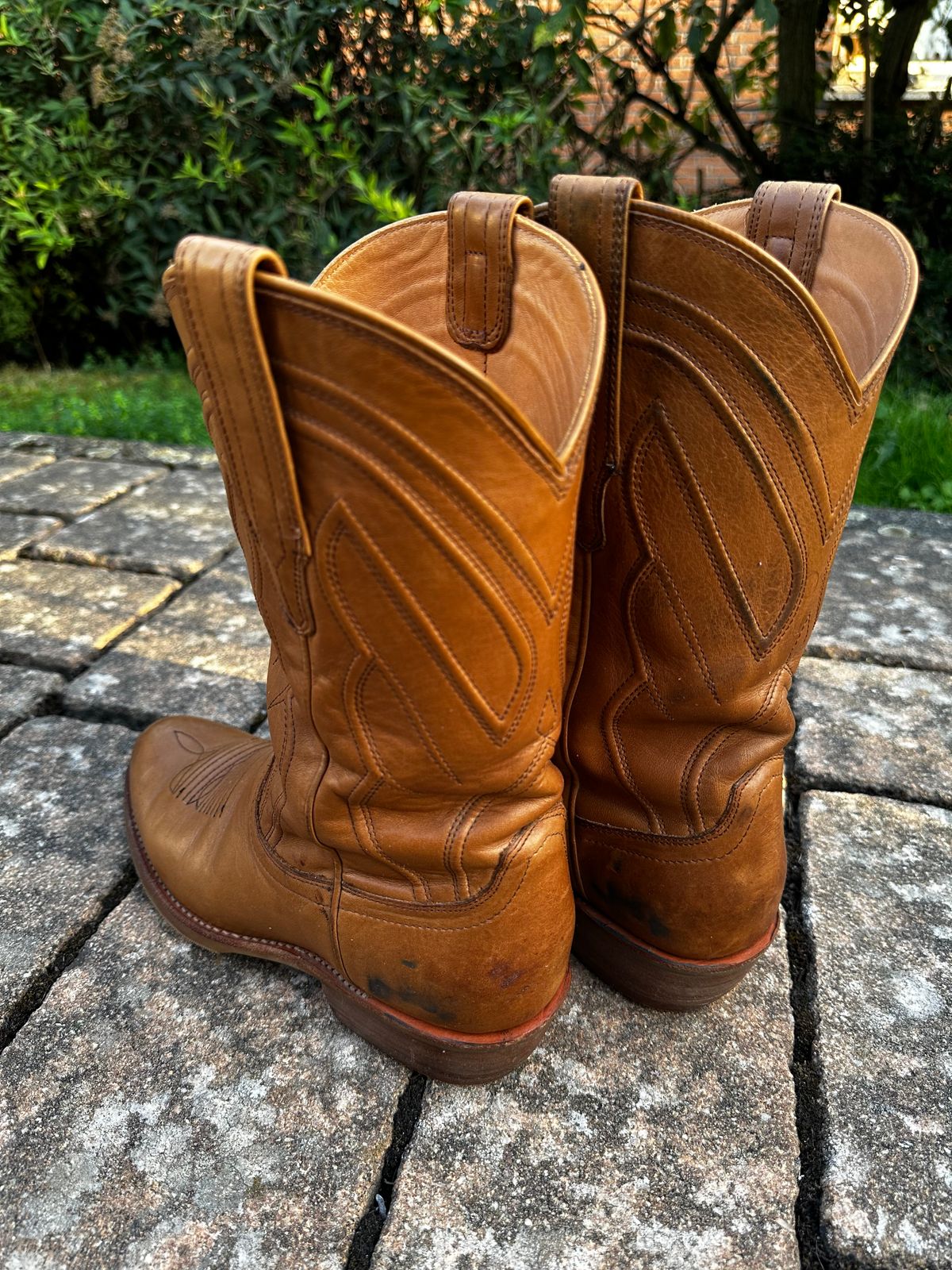 Photo by bene on August 17, 2025 of the Tecovas The Jason in Caramel Cowhide.