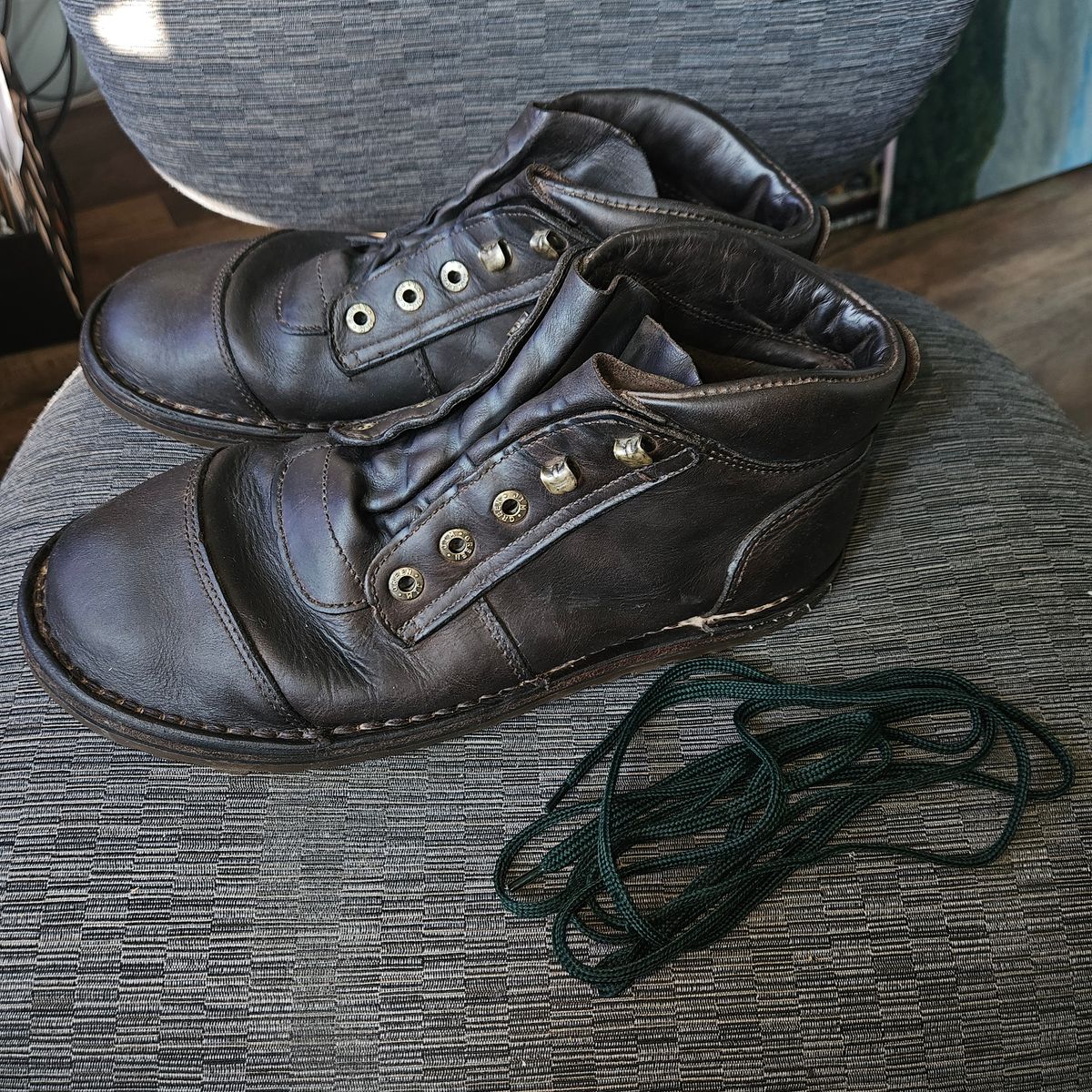 Photo by ErishtiTheEnt on June 2, 2025 of the Jim Green African Ranger Barefoot Boot in Houston Brown.