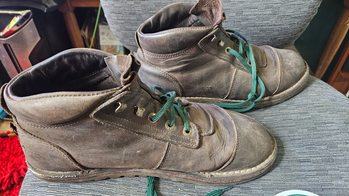 Photo by ErishtiTheEnt on June 2, 2025 of the Jim Green African Ranger Barefoot Boot in Houston Brown.