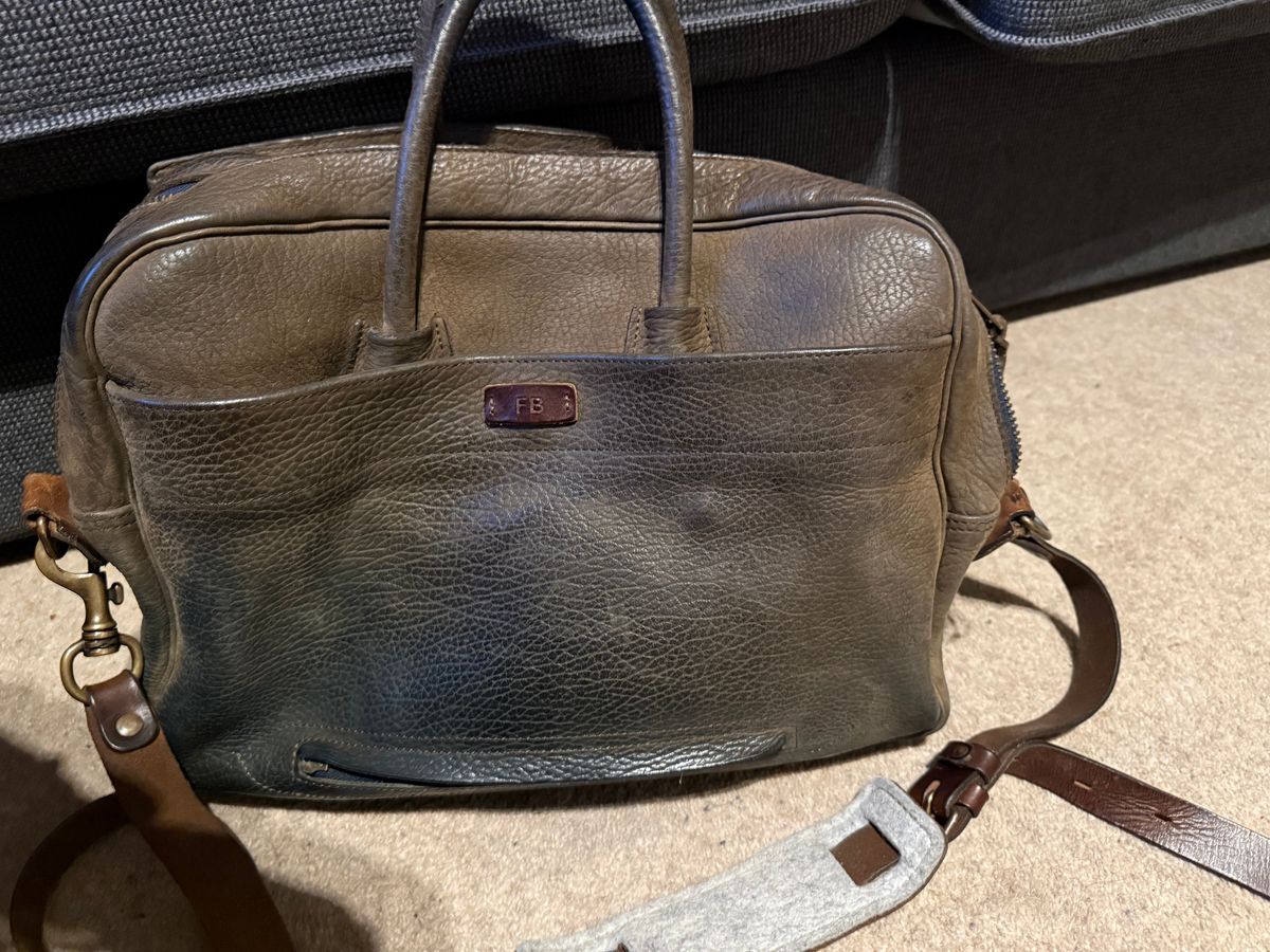 Photo by felixb on March 25, 2025 of the Bleu De Chauffe Zeppo Buisness Bag in Soft khaki Brown.