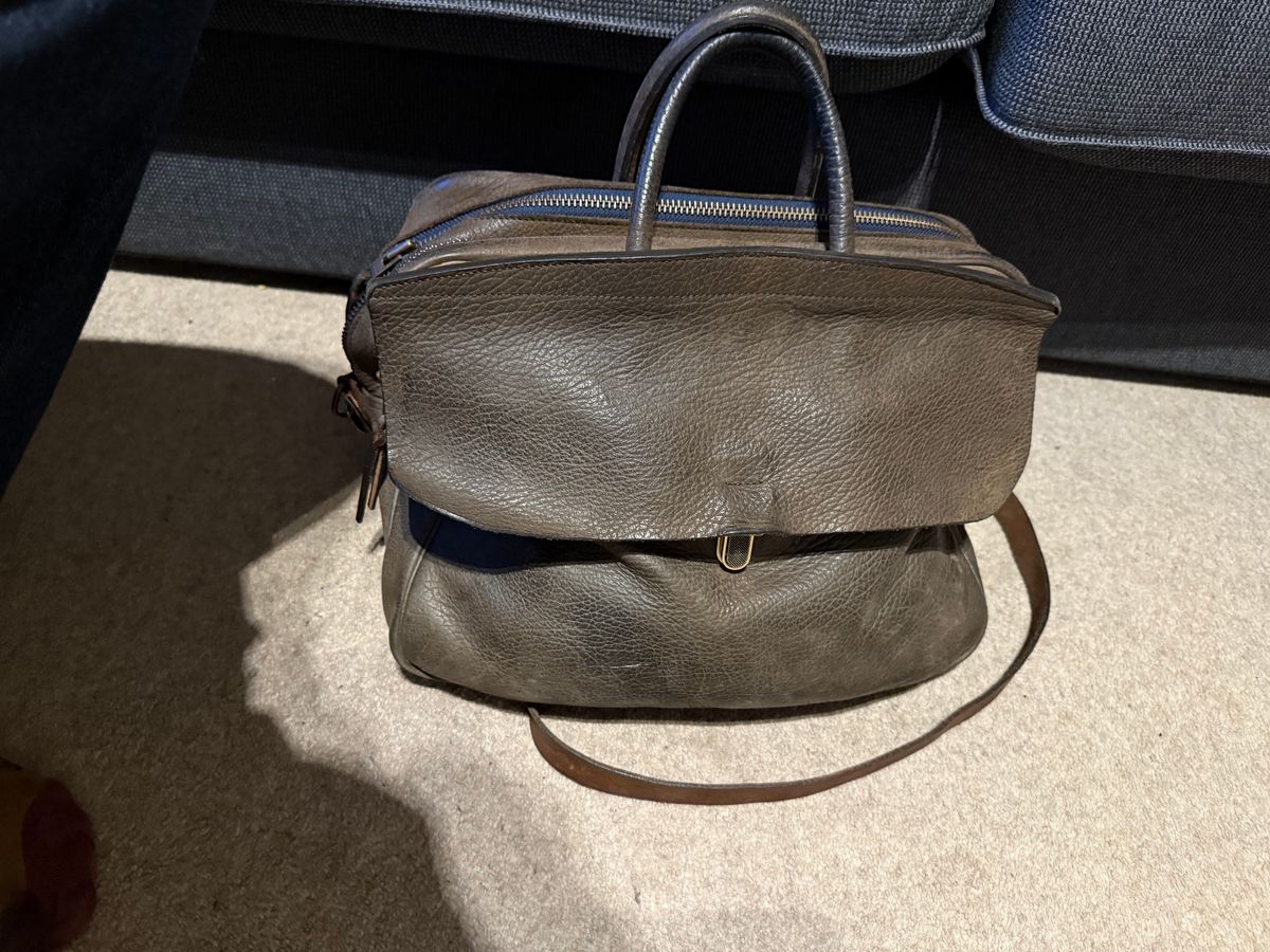 Photo by felixb on March 25, 2025 of the Bleu De Chauffe Zeppo Buisness Bag in Soft khaki Brown.