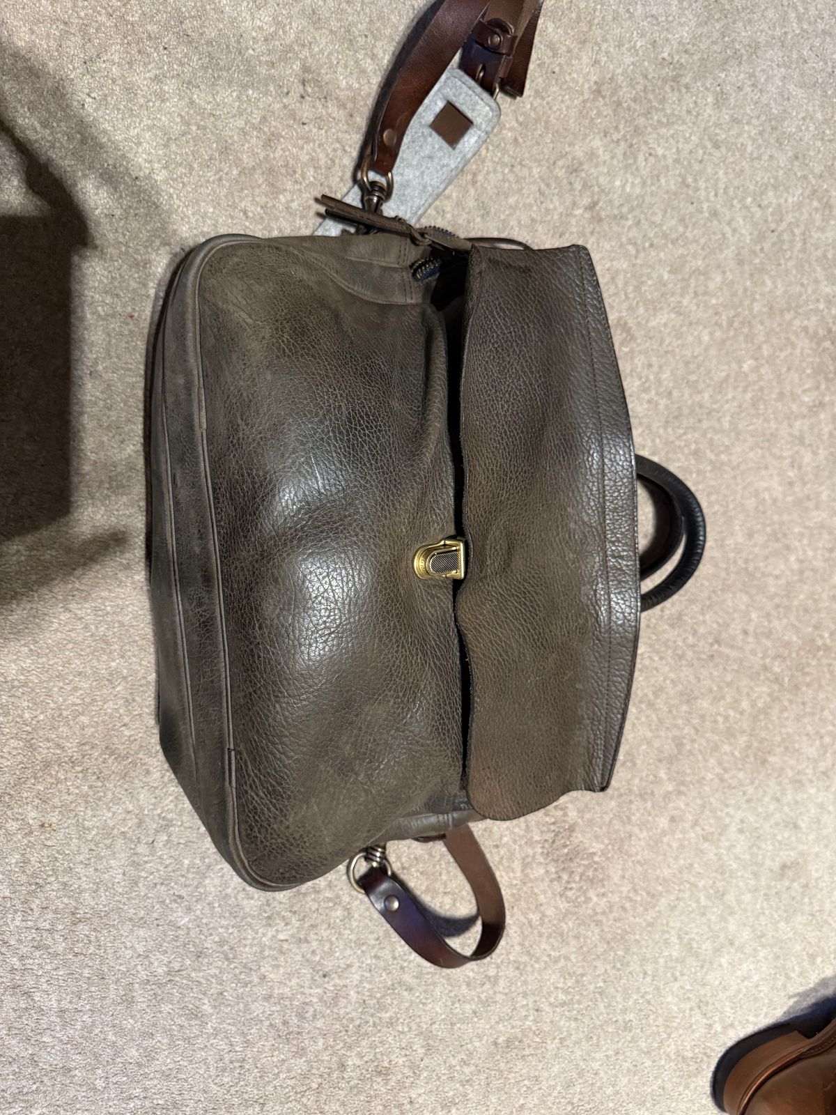 Photo by felixb on March 25, 2025 of the Bleu De Chauffe Zeppo Buisness Bag in Soft khaki Brown.