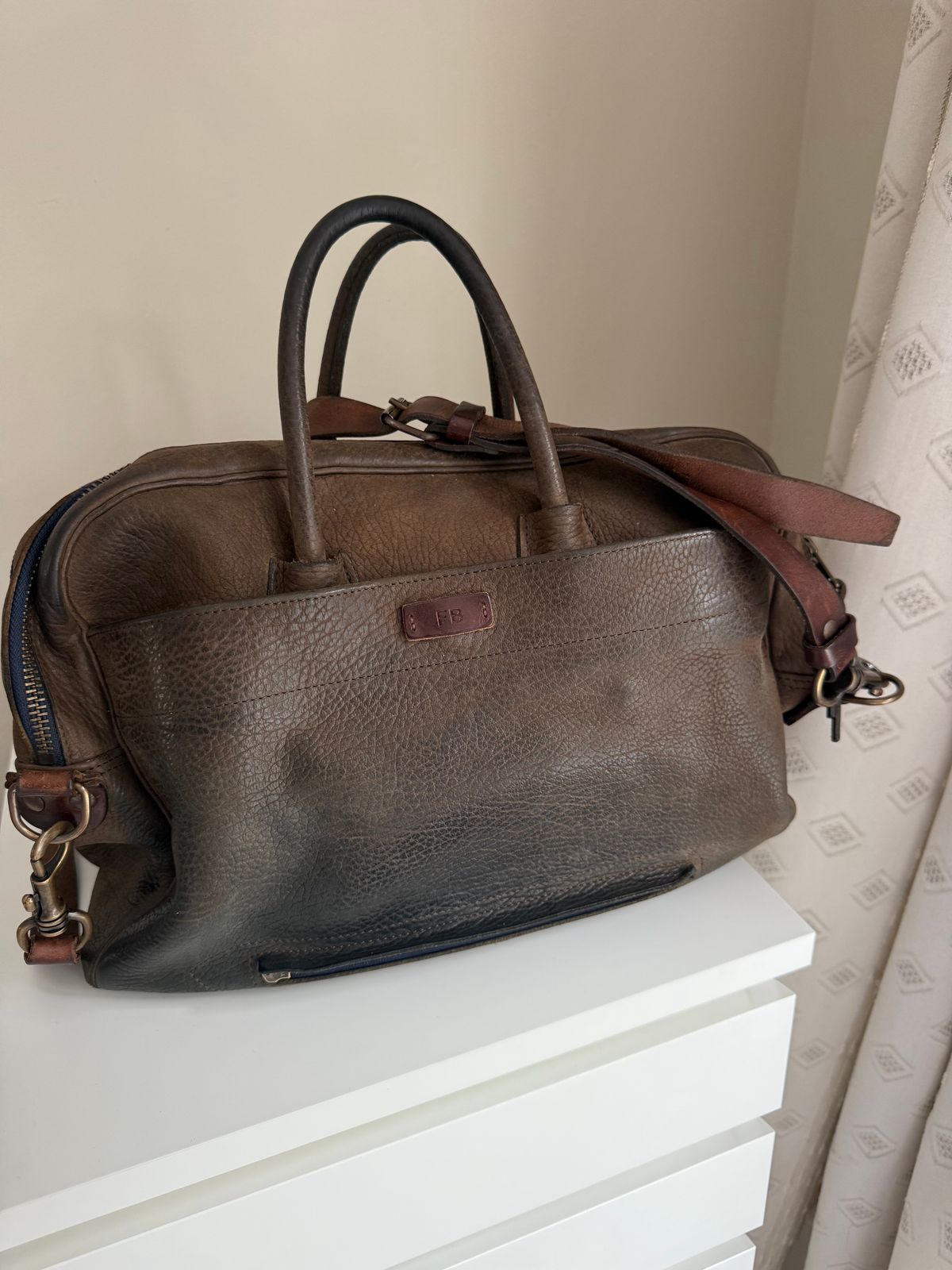 Photo by felixb on September 1, 2025 of the Bleu De Chauffe Zeppo Buisness Bag in Soft khaki Brown.
