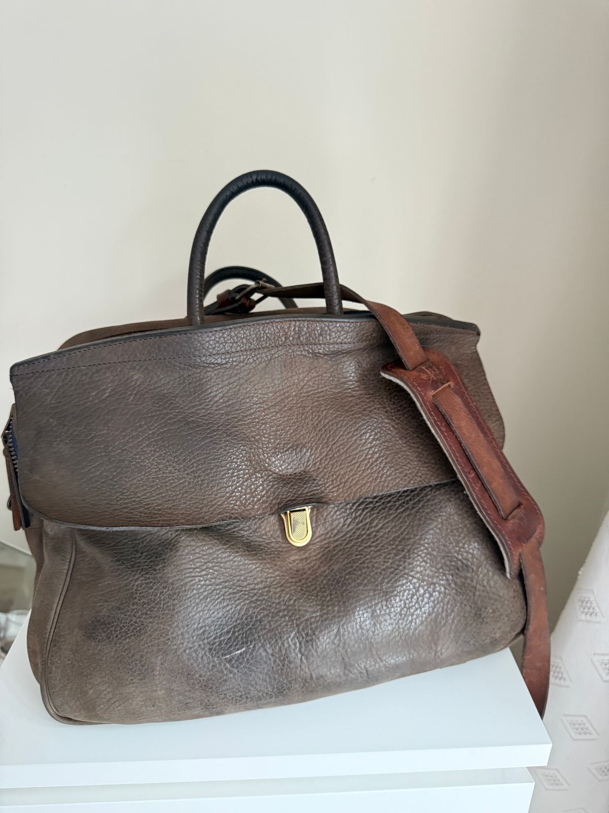 Photo by felixb on September 1, 2025 of the Bleu De Chauffe Zeppo Buisness Bag in Soft khaki Brown.