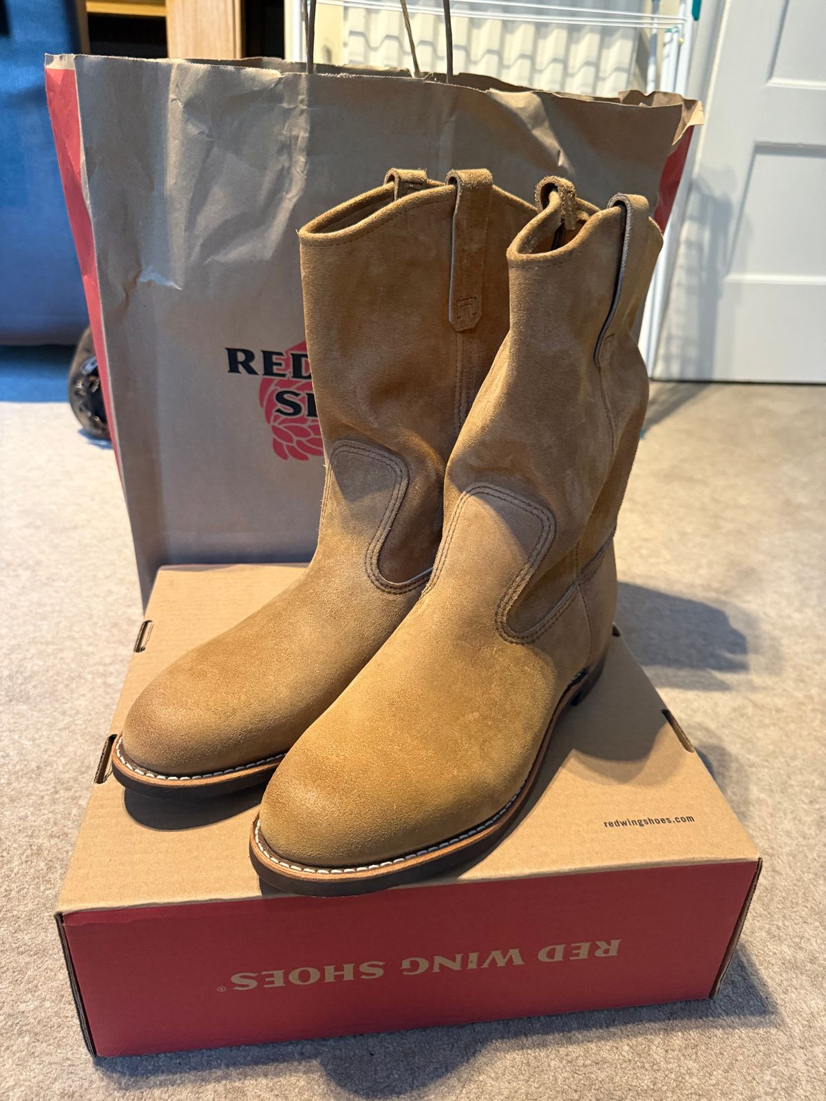 Photo by felixb on August 27, 2025 of the Red Wing 8060 in S.B. Foot Hawthorne Muleskinner.