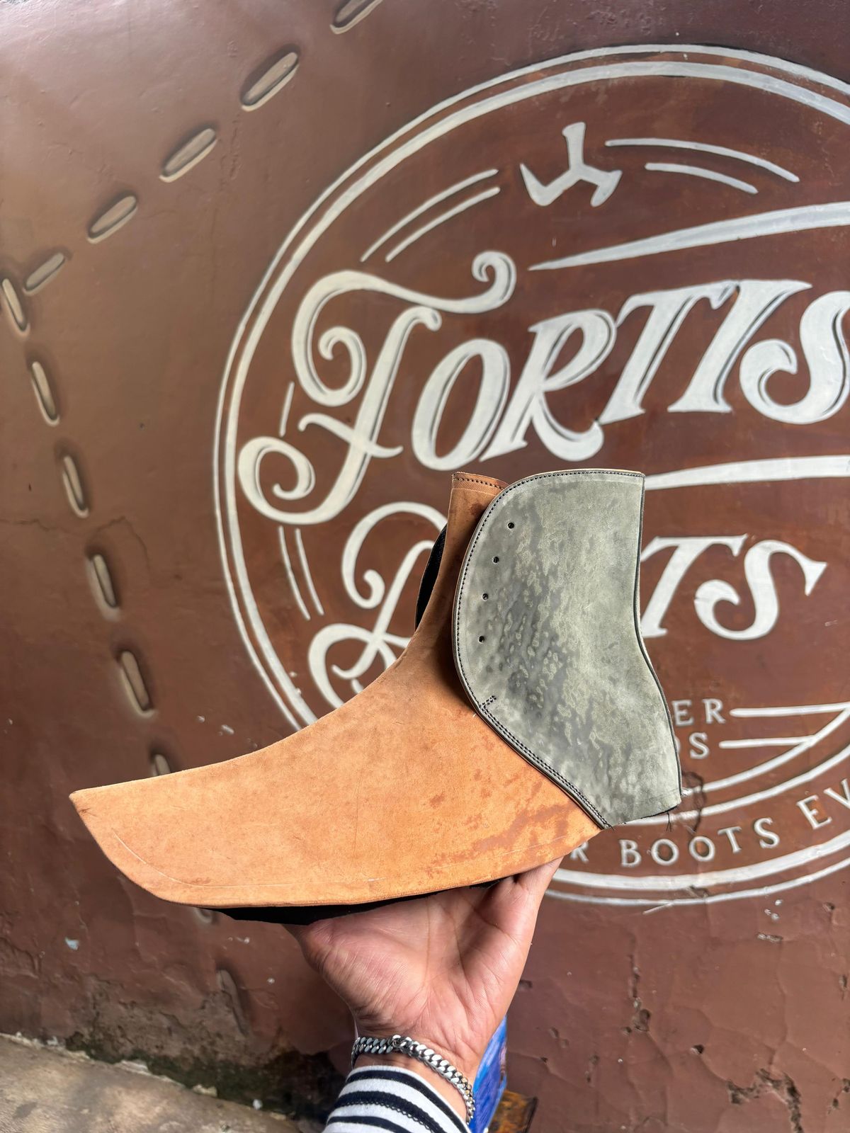 Photo by sny_hq on October 3, 2025 of the Fortis Boots Fortis New Article Chukka Boots in maryam HB reverse two tone olive and natural.
