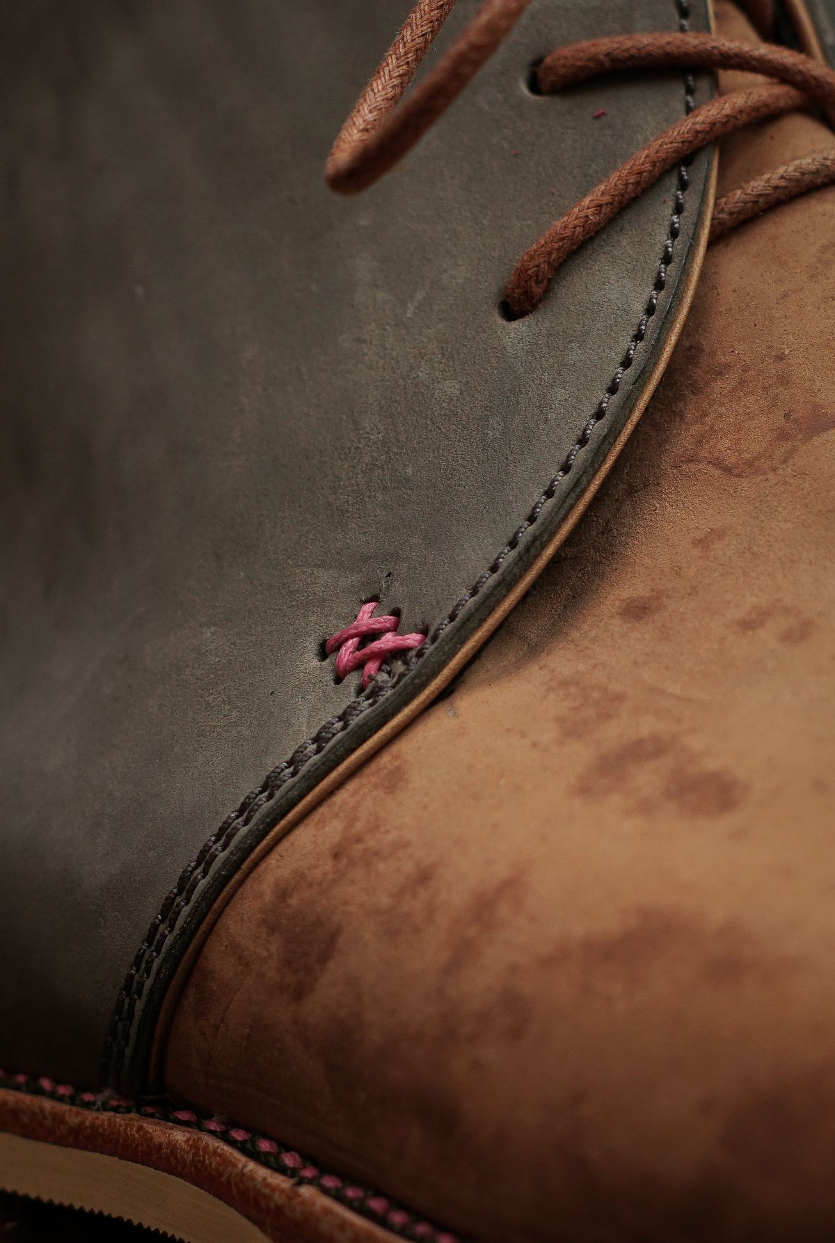 Photo by sny_hq on October 3, 2025 of the Fortis Boots Fortis New Article Chukka Boots in maryam HB reverse two tone olive and natural.