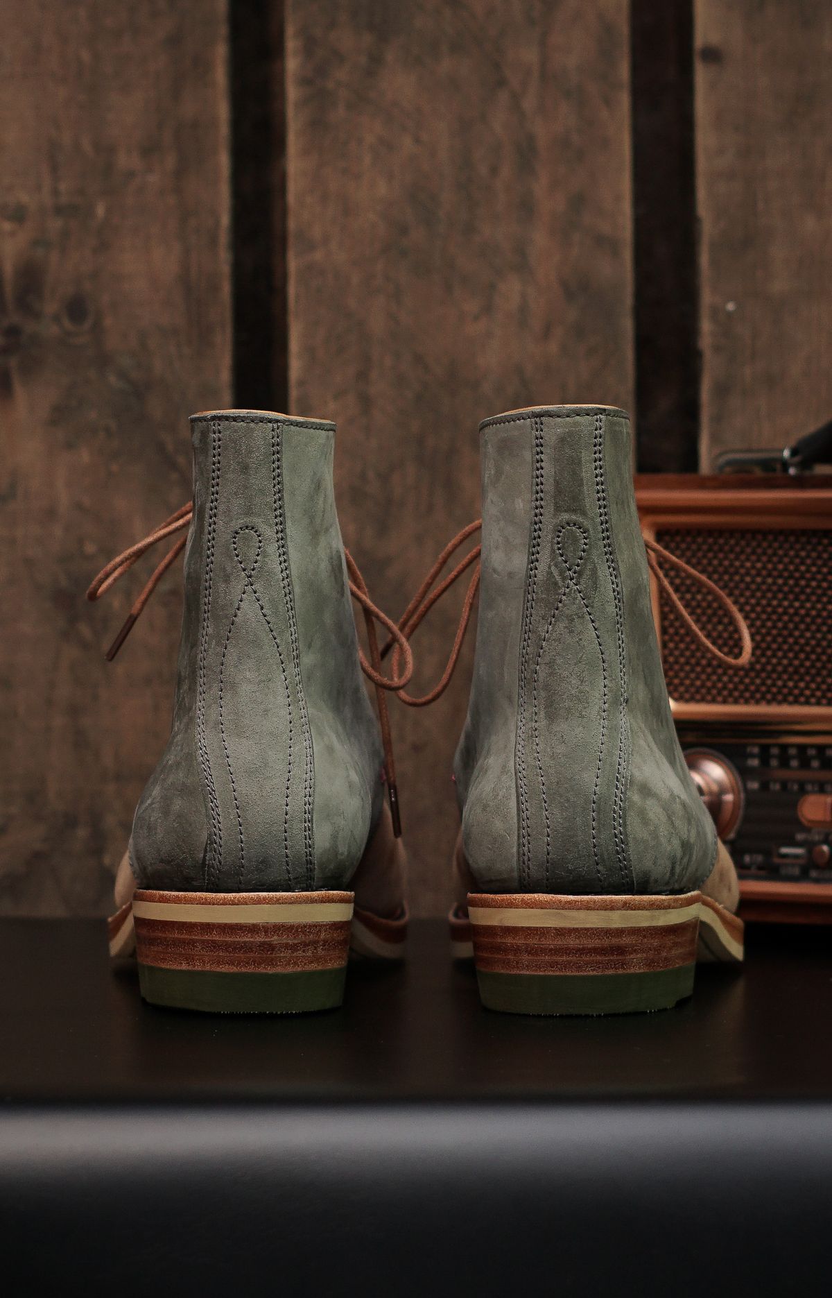 Photo by sny_hq on October 3, 2025 of the Fortis Boots Fortis New Article Chukka Boots in maryam HB reverse two tone olive and natural.