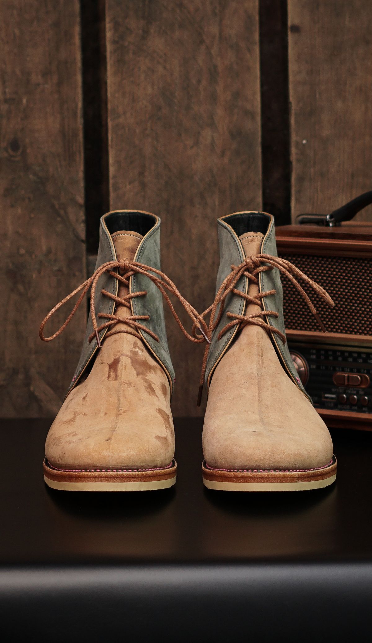 Photo by sny_hq on October 3, 2025 of the Fortis Boots Fortis New Article Chukka Boots in maryam HB reverse two tone olive and natural.