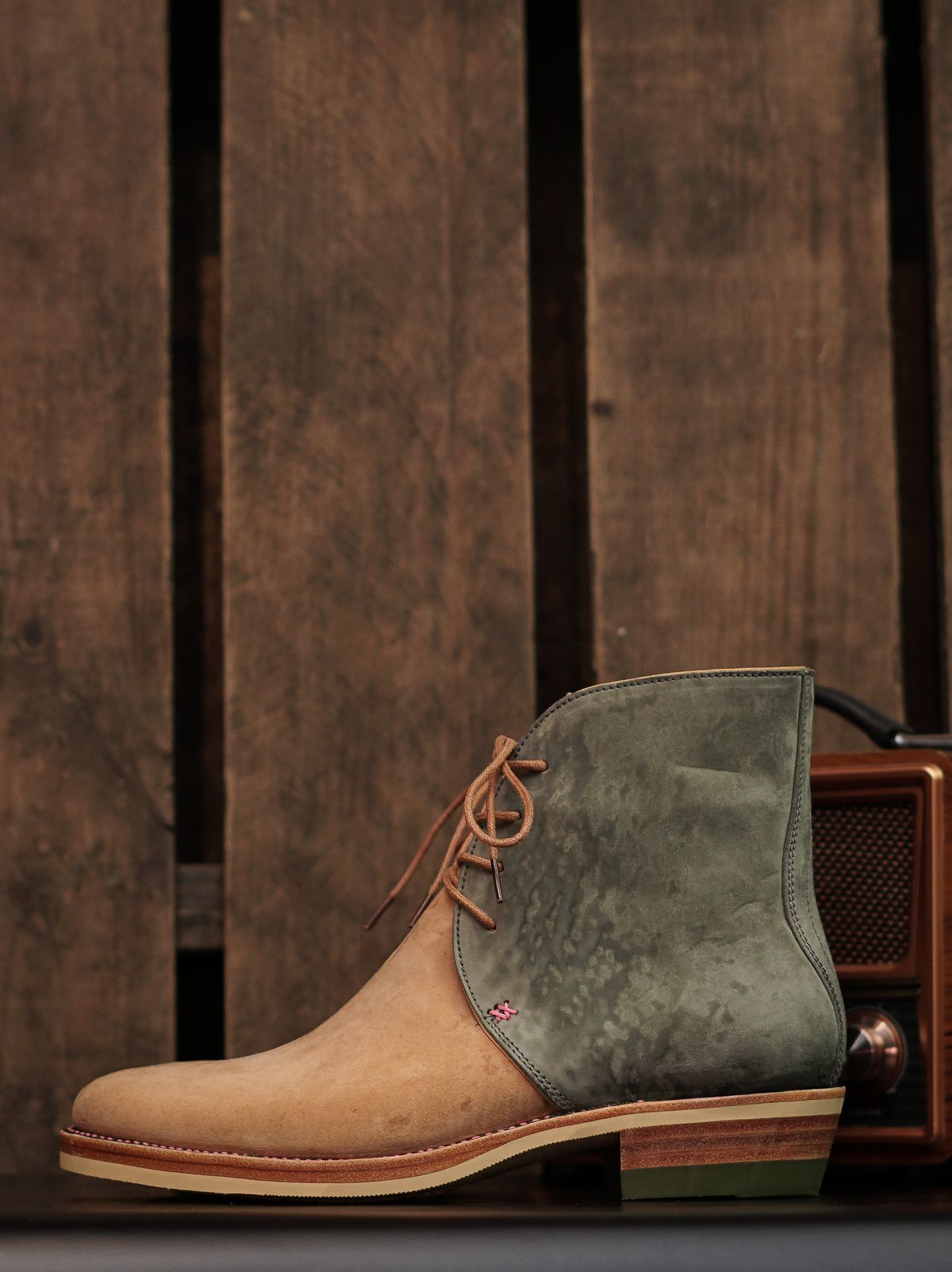 Photo by sny_hq on October 3, 2025 of the Fortis Boots Fortis New Article Chukka Boots in maryam HB reverse two tone olive and natural.