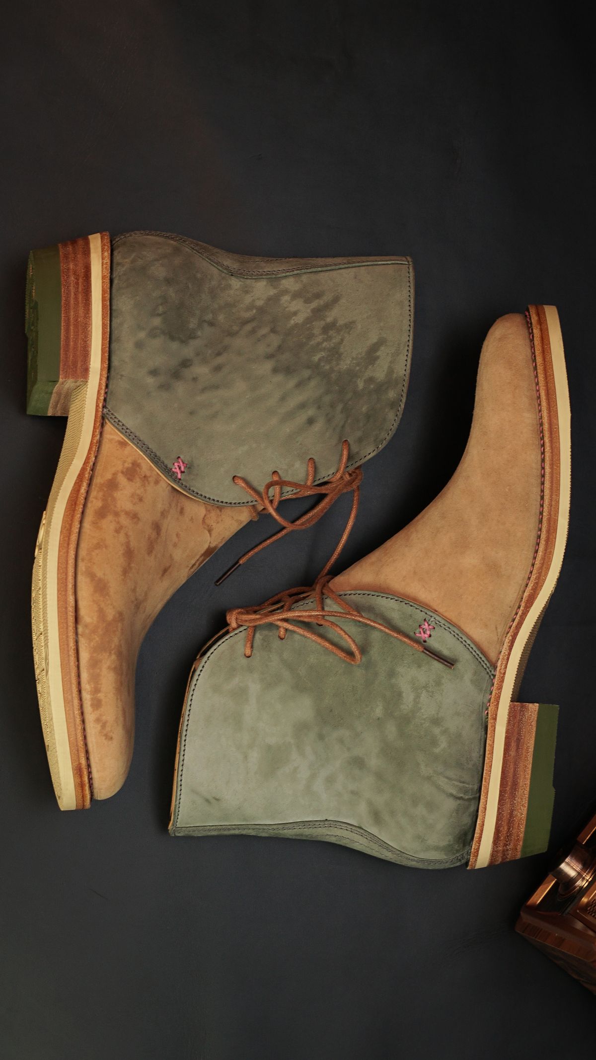 Photo by sny_hq on October 3, 2025 of the Fortis Boots Fortis New Article Chukka Boots in maryam HB reverse two tone olive and natural.