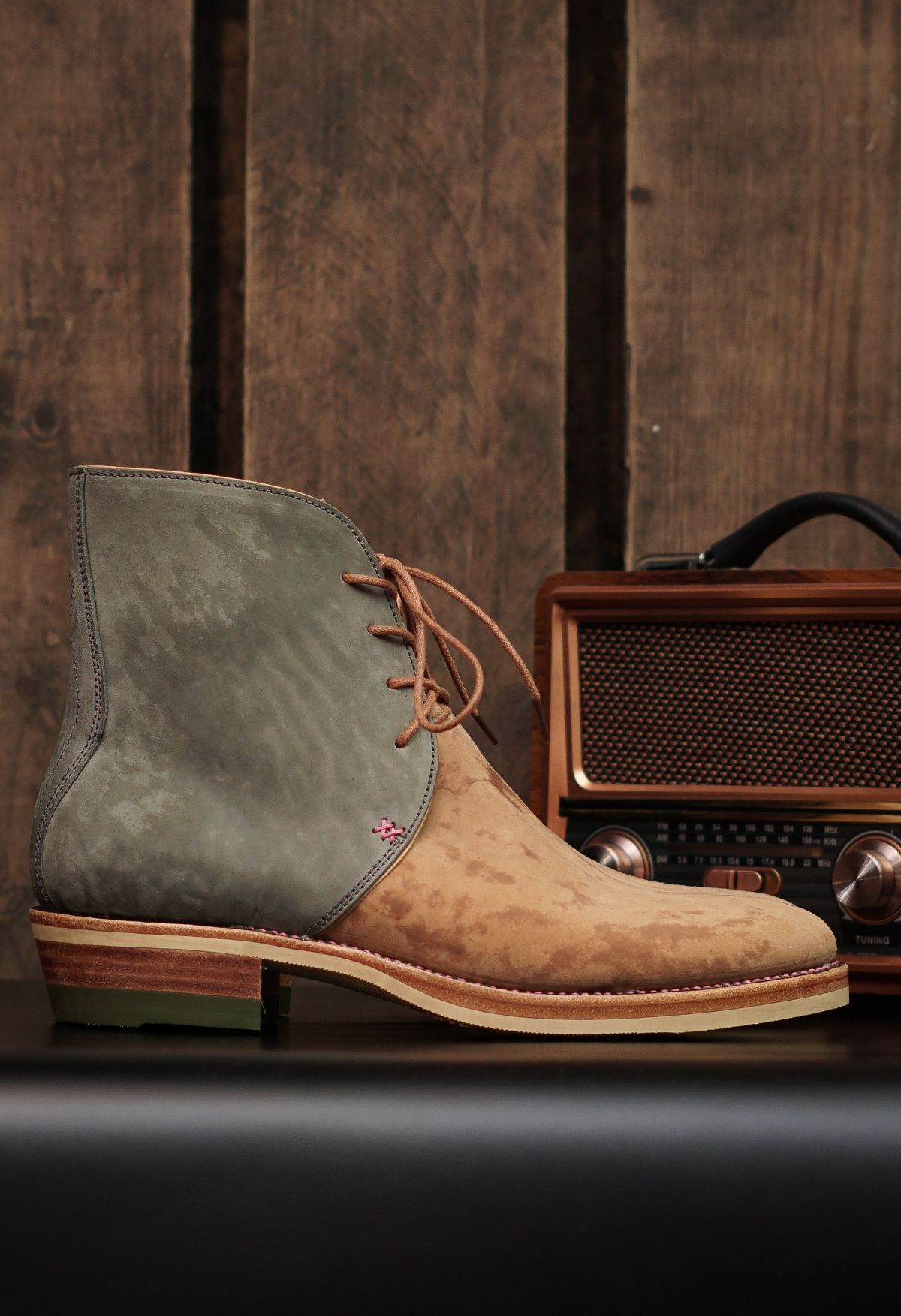 Photo by sny_hq on October 3, 2025 of the Fortis Boots Fortis New Article Chukka Boots in maryam HB reverse two tone olive and natural.