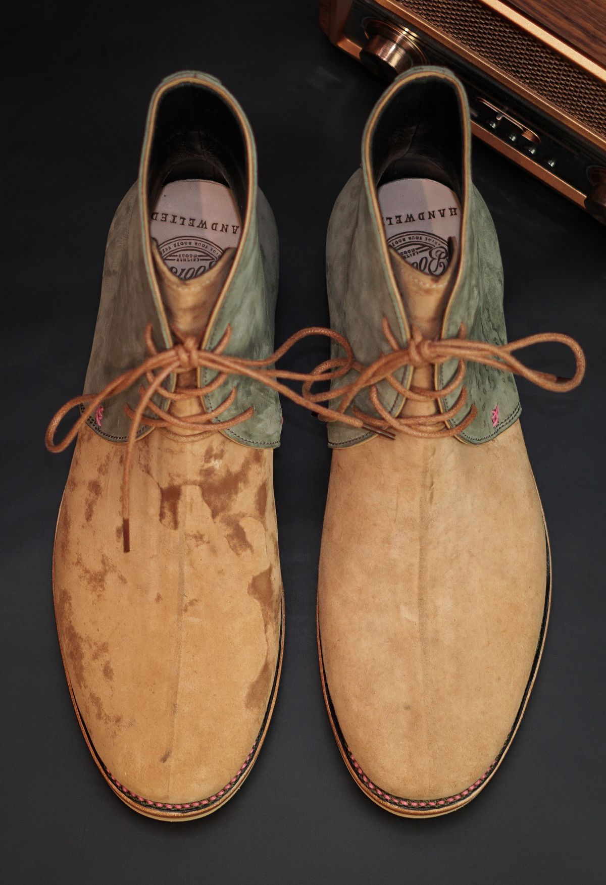 Photo by sny_hq on October 3, 2025 of the Fortis Boots Fortis New Article Chukka Boots in maryam HB reverse two tone olive and natural.