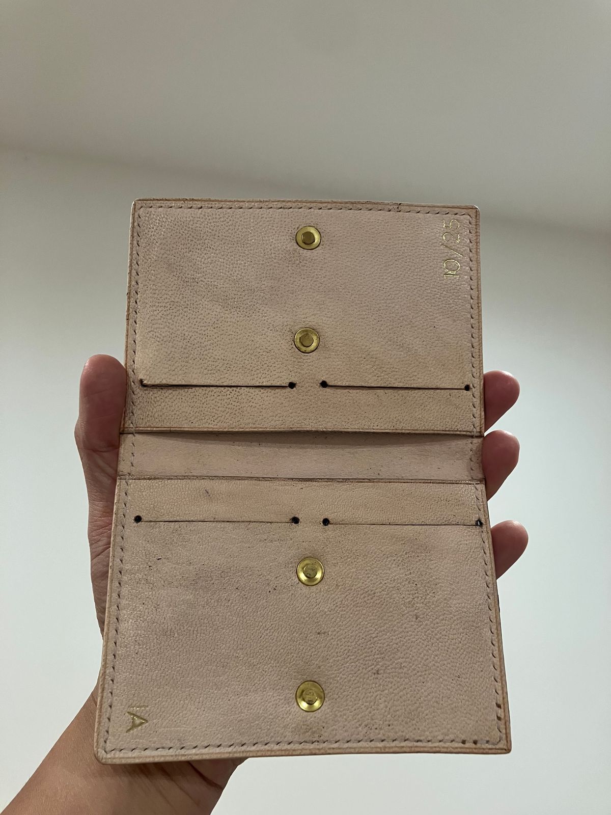 Photo by huntx4 on November 4, 2025 of the ifticar2 Dome Wallet in European Veg Tan Goat.