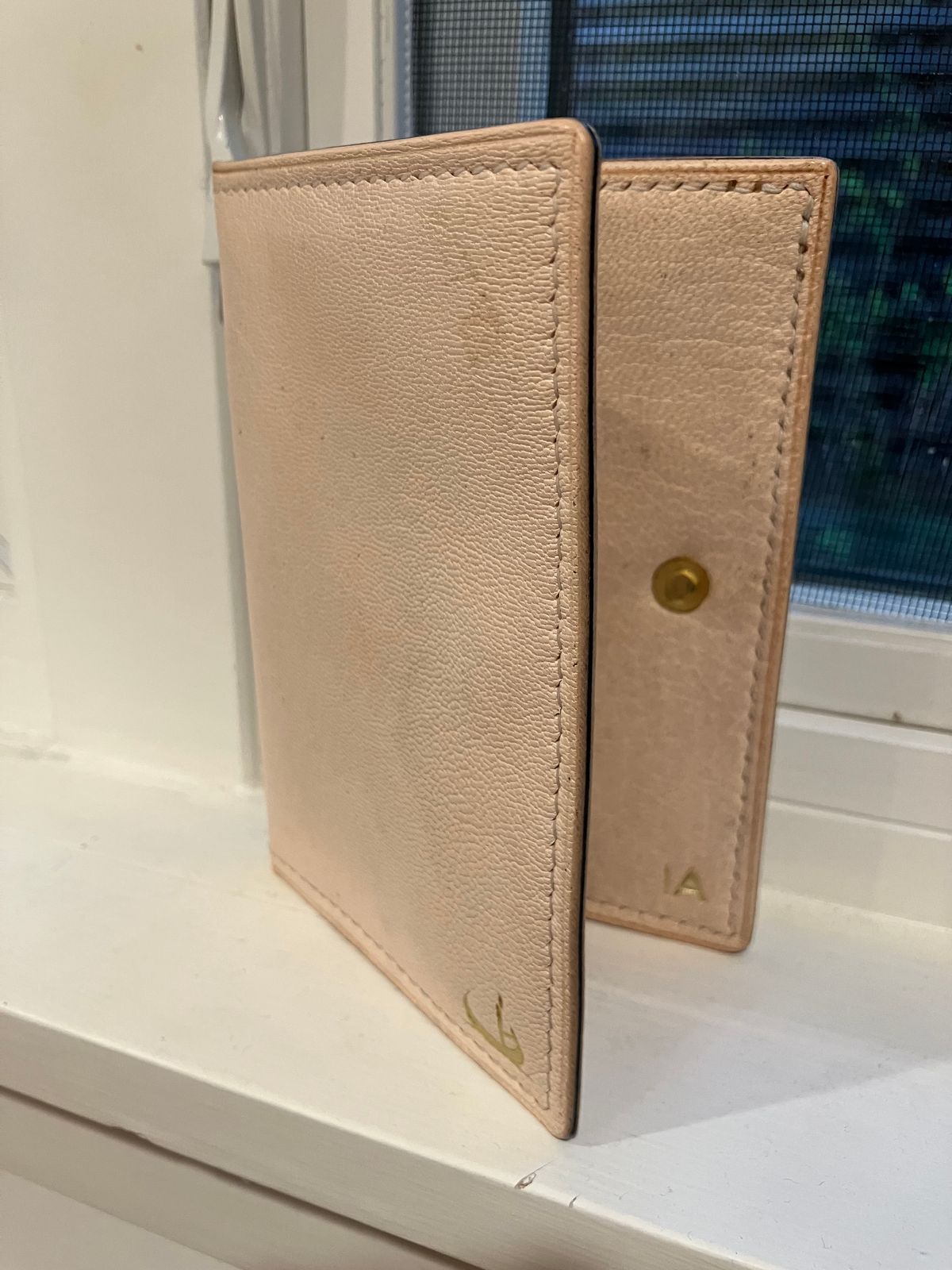 Photo by huntx4 on November 4, 2025 of the ifticar2 Dome Wallet in European Veg Tan Goat.