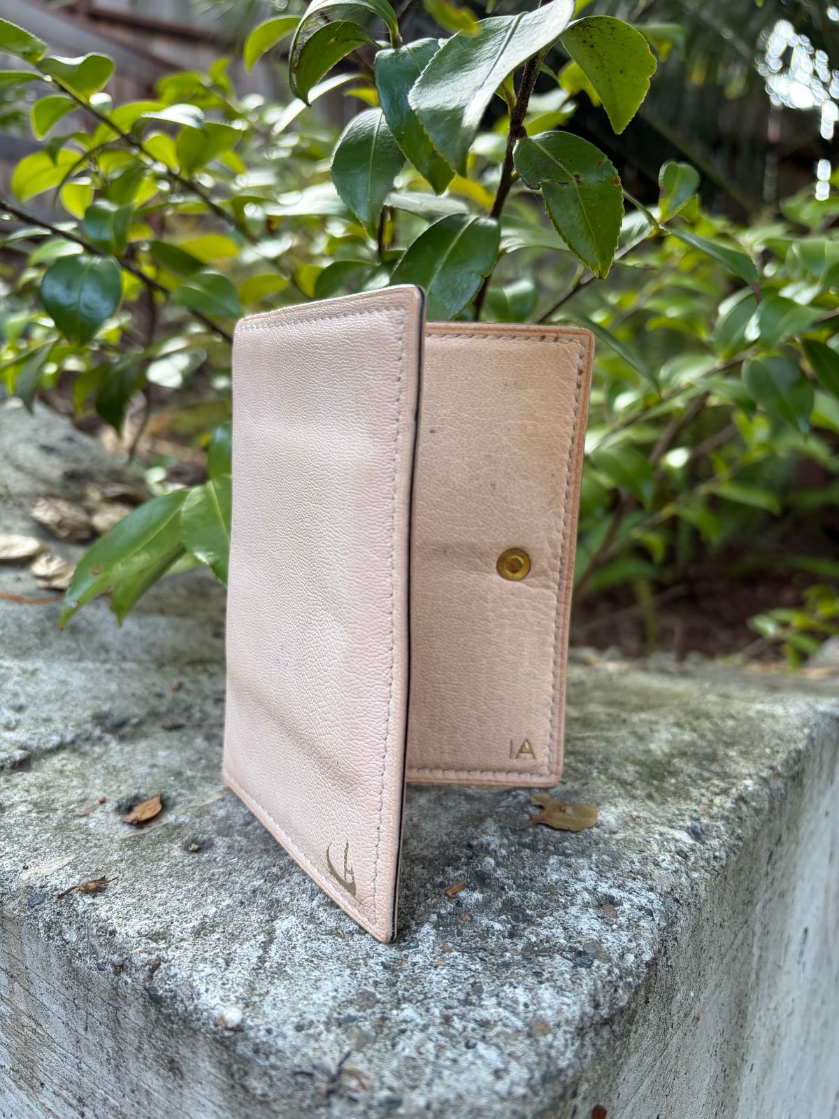 Photo by huntx4 on December 1, 2025 of the ifticar2 Dome Wallet in European Veg Tan Goat.