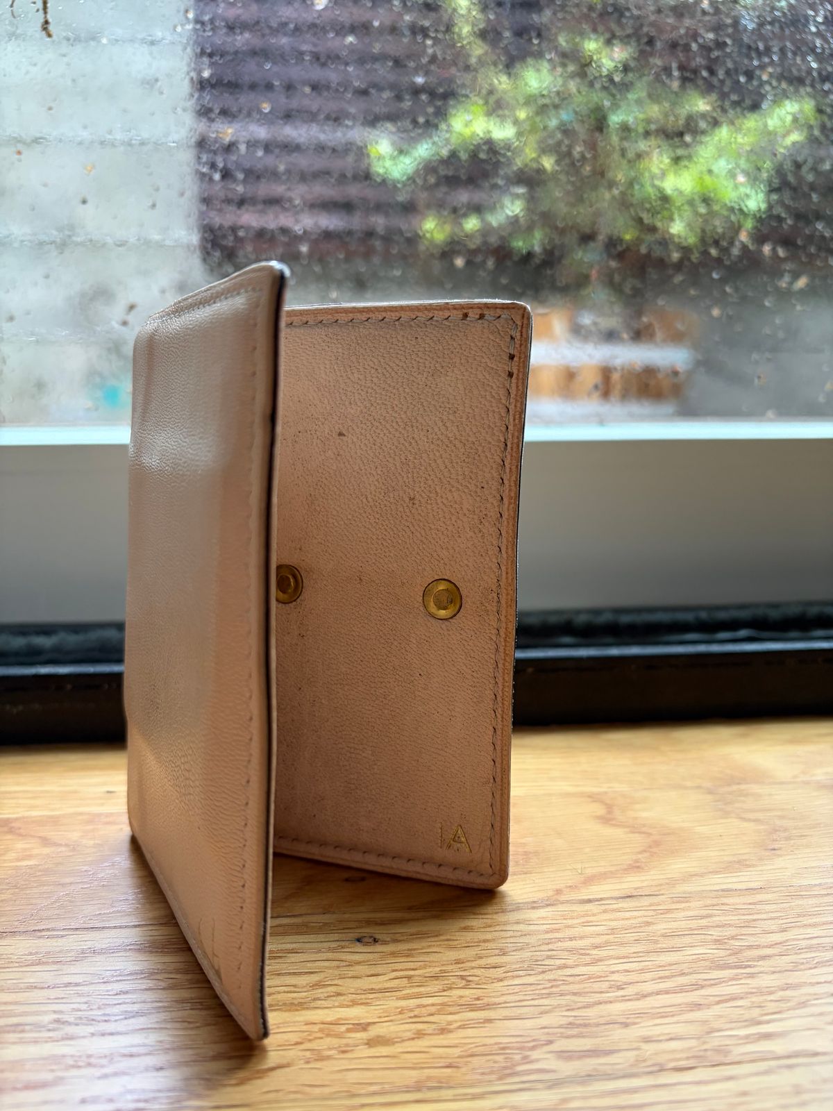 Photo by huntx4 on January 1, 2026 of the ifticar2 Dome Wallet in European Veg Tan Goat.
