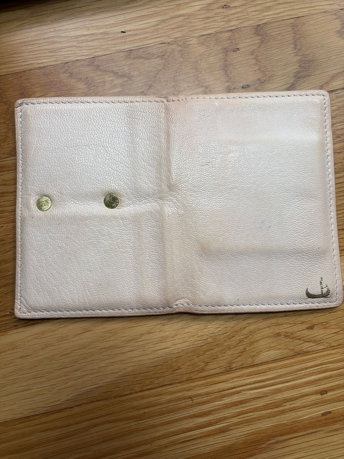 Photo by huntx4 on January 1, 2026 of the ifticar2 Dome Wallet in European Veg Tan Goat.