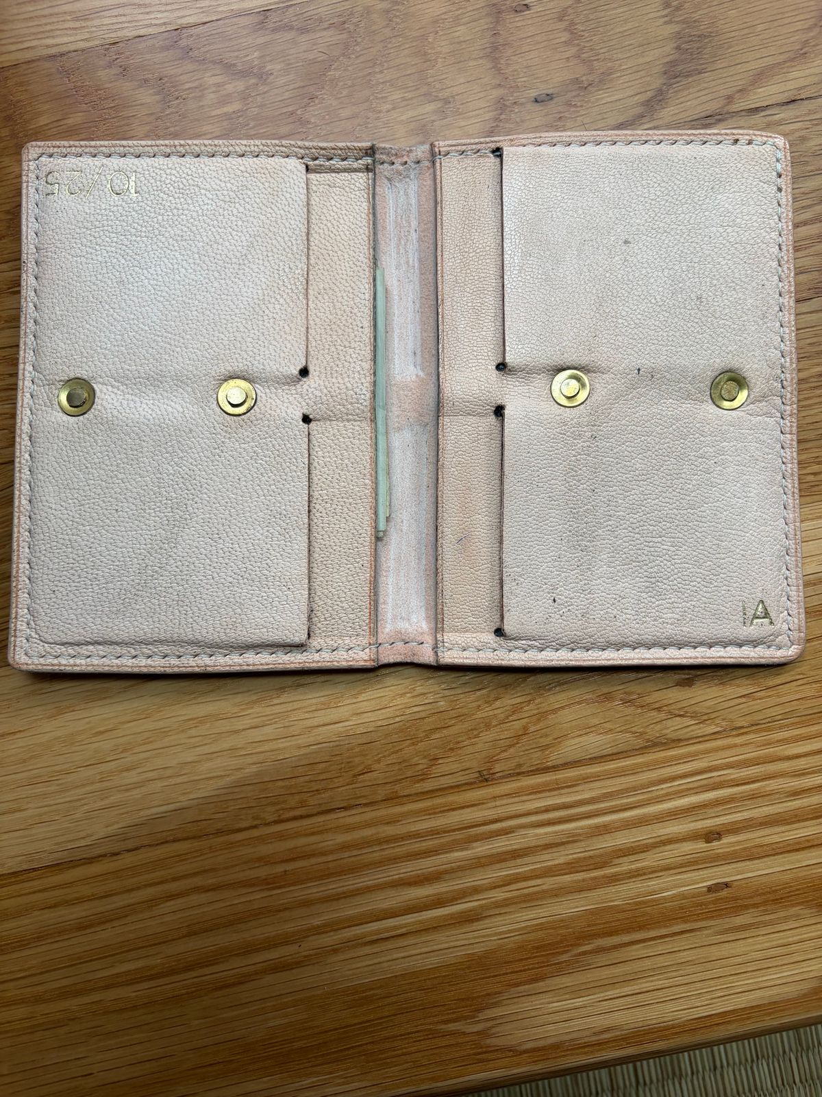 Photo by huntx4 on January 1, 2026 of the ifticar2 Dome Wallet in European Veg Tan Goat.