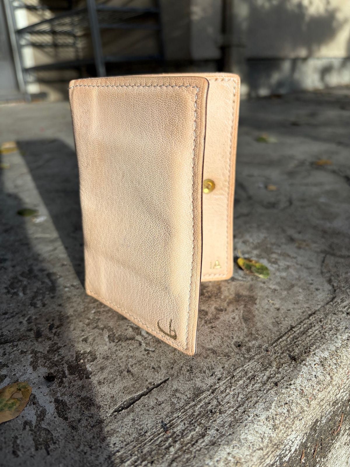 Photo by huntx4 on February 2, 2026 of the ifticar2 Dome Wallet in European Veg Tan Goat.