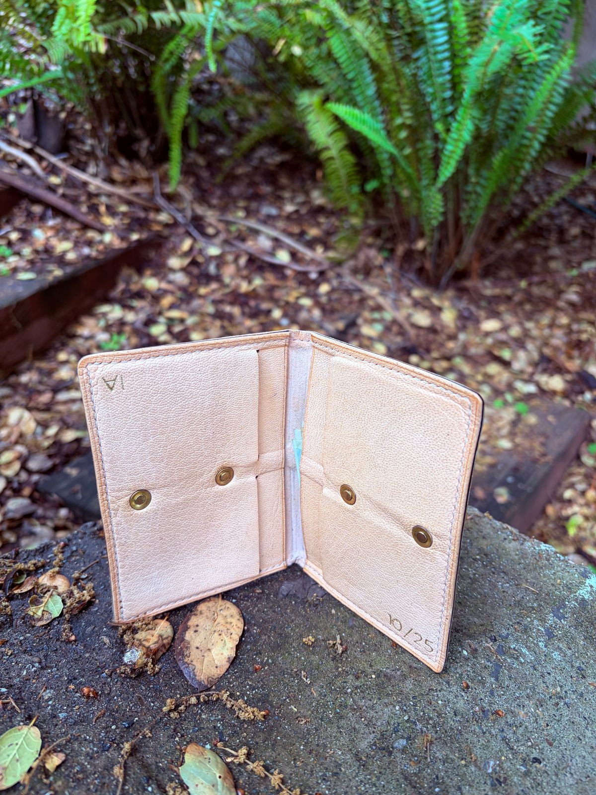 Photo by huntx4 on April 1, 2026 of the ifticar2 Dome Wallet in European Veg Tan Goat.