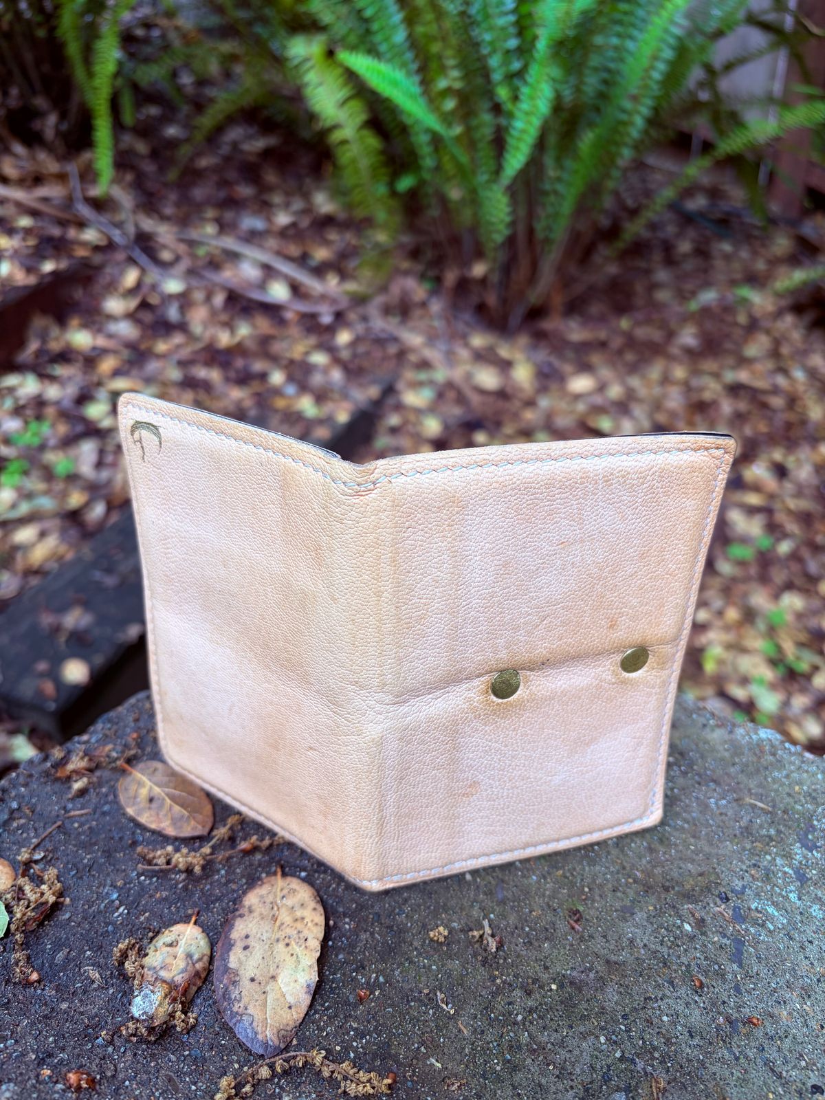 Photo by huntx4 on April 1, 2026 of the ifticar2 Dome Wallet in European Veg Tan Goat.