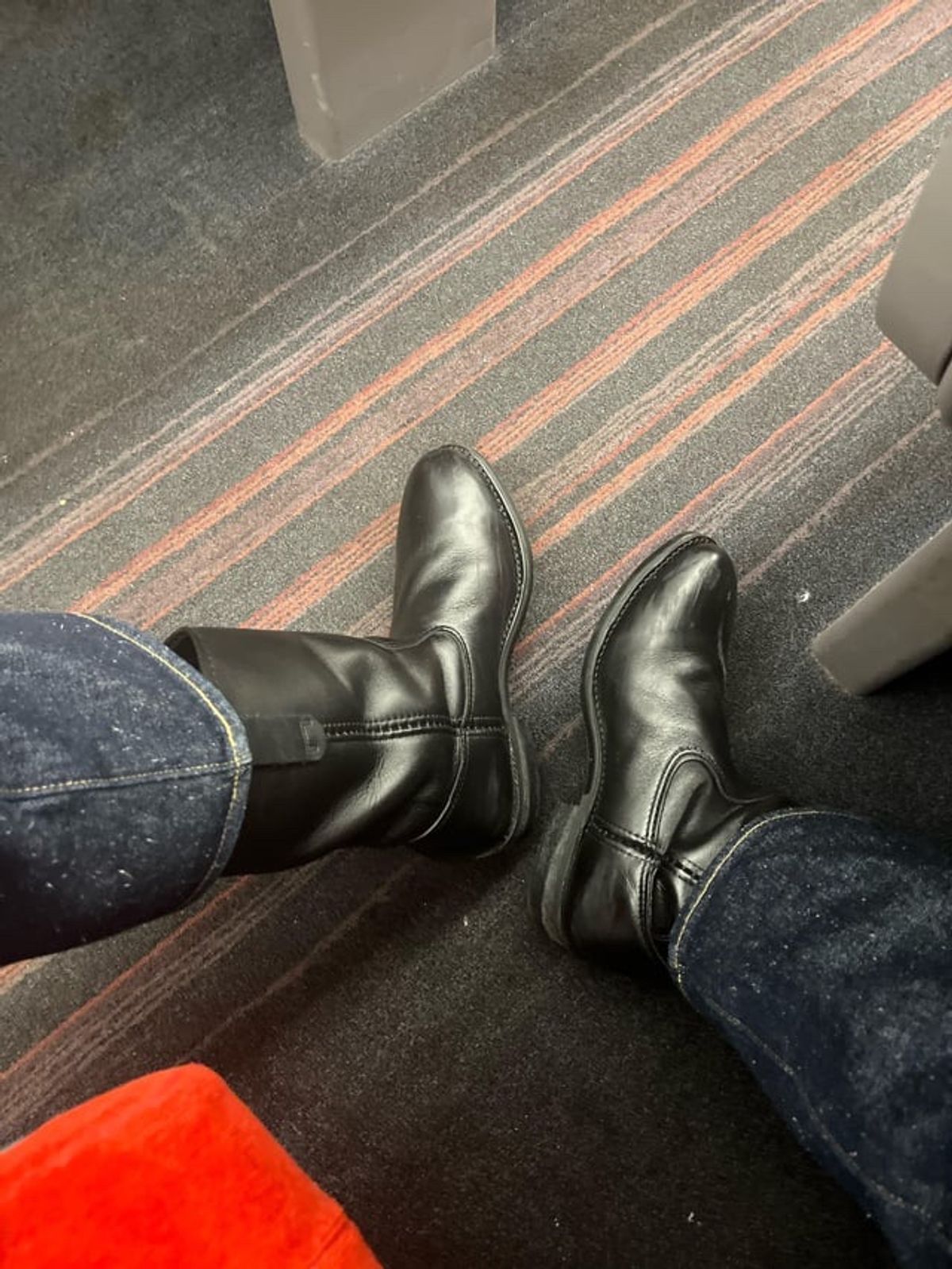 Photo by gojira227 on January 26, 2025 of the Red Wing 2275 Steel Toe Pecos in Brown Boomer Dyed Black.