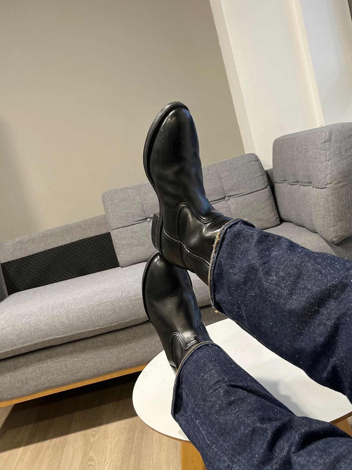 Photo by gojira227 on May 4, 2025 of the Red Wing 2275 Steel Toe Pecos in Brown Boomer Dyed Black.