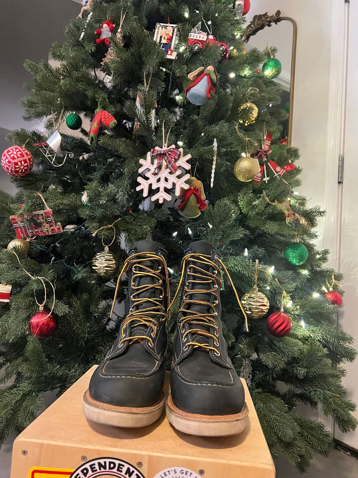 Photo by bootsnfloors on December 3, 2024 of the White's Perry 8" in Seidel Black Oil Tan.