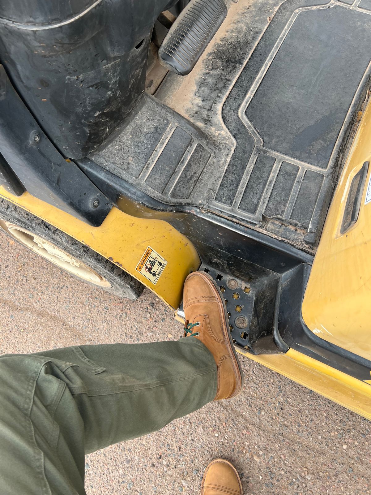 Photo by bootsnfloors on May 6, 2025 of the Jim Green African Trooper Barefoot in Fudge Crazy Horse.