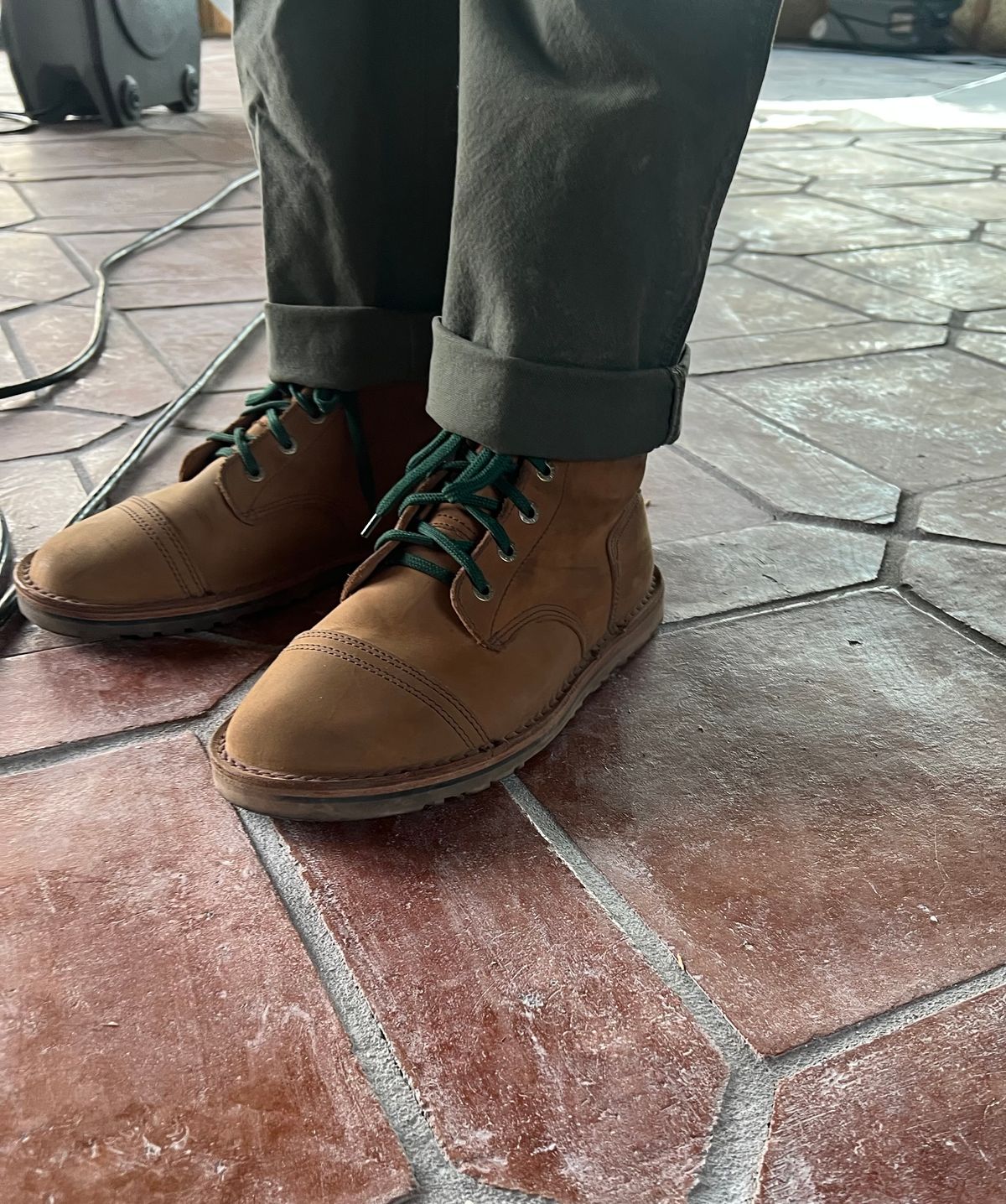 Photo by bootsnfloors on May 30, 2025 of the Jim Green African Trooper Barefoot in Fudge Crazy Horse.
