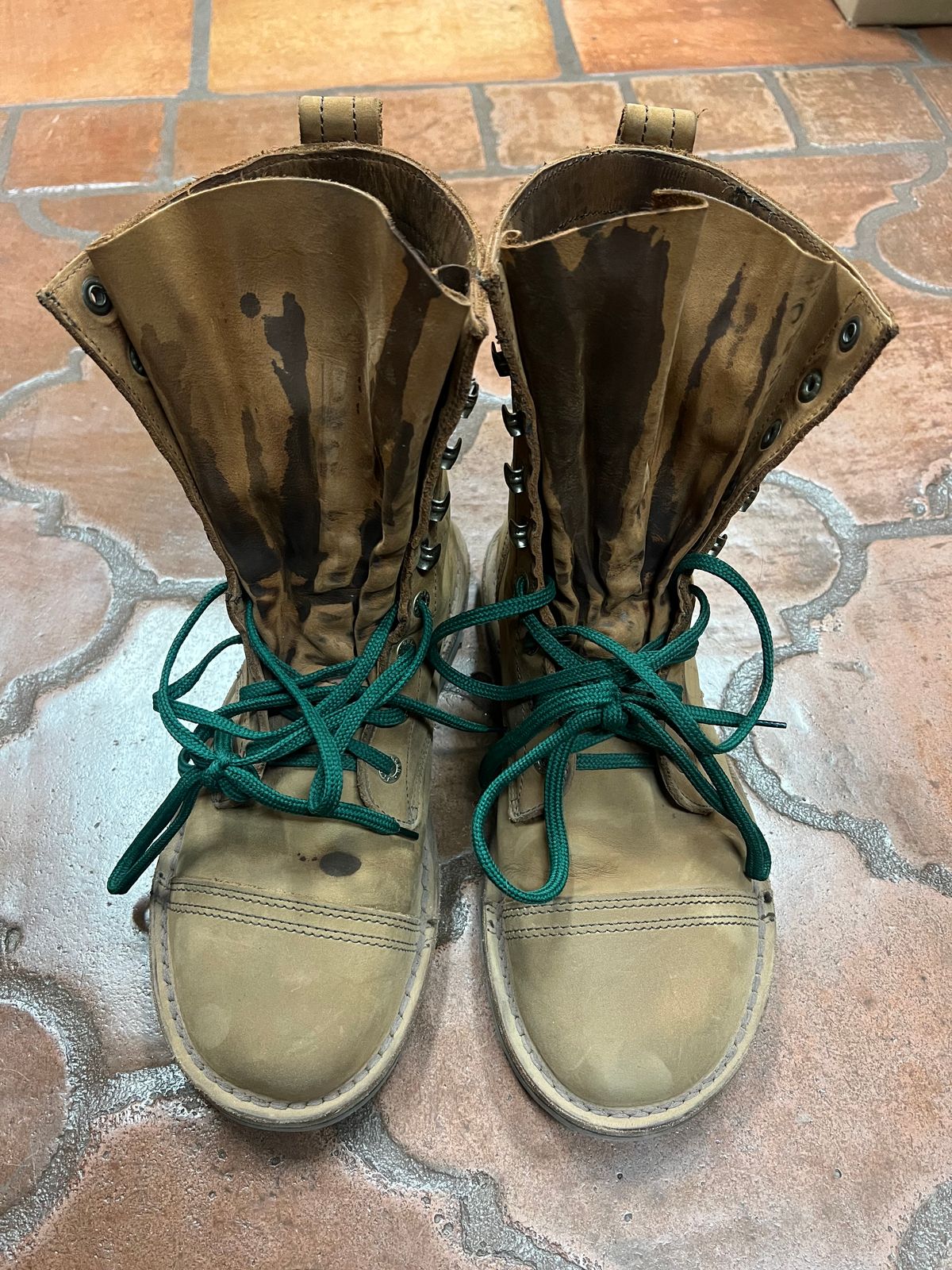 Photo by bootsnfloors on June 11, 2025 of the Jim Green African Trooper Barefoot in Fudge Crazy Horse.