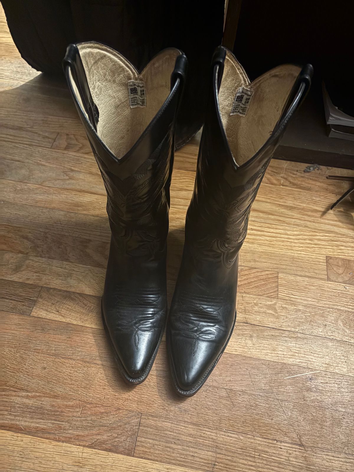 Photo by themountianguy on July 4, 2025 of the unkonw cowboy boot in calfskin.