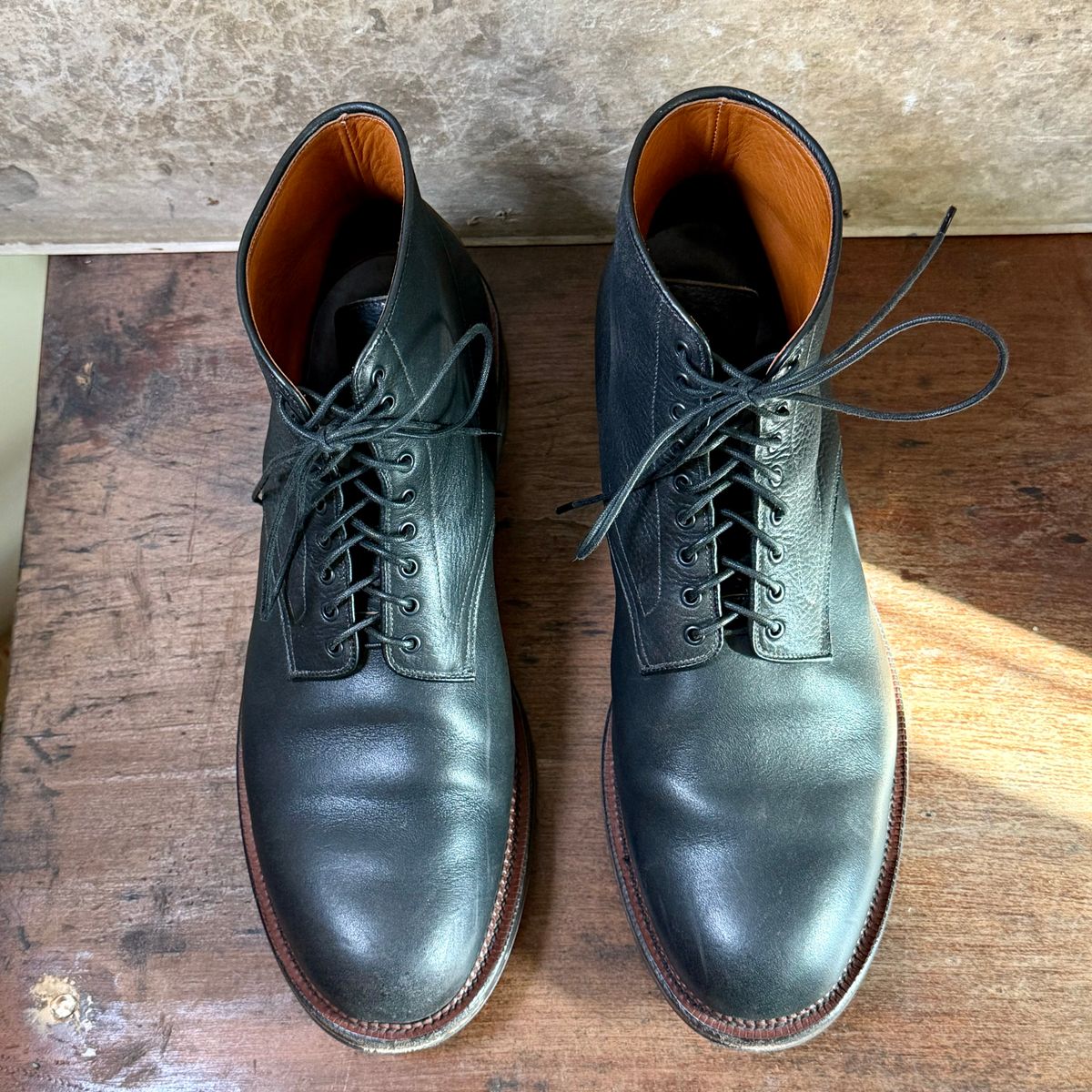 Photo by moznme on November 1, 2024 of the Viberg Navvy Boot in Horween Black Washed Chromexcel.