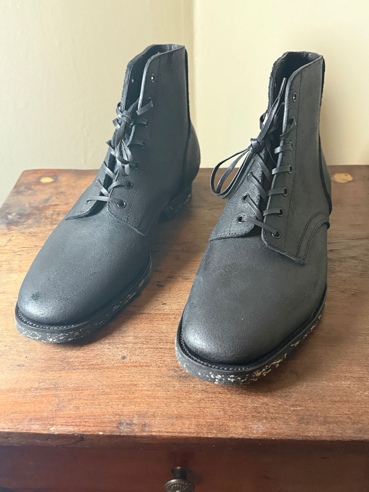 Photo by moznme on November 2, 2024 of the Clinch Yeager Boots in Clinch / Black Gustave Roughout cowhide.