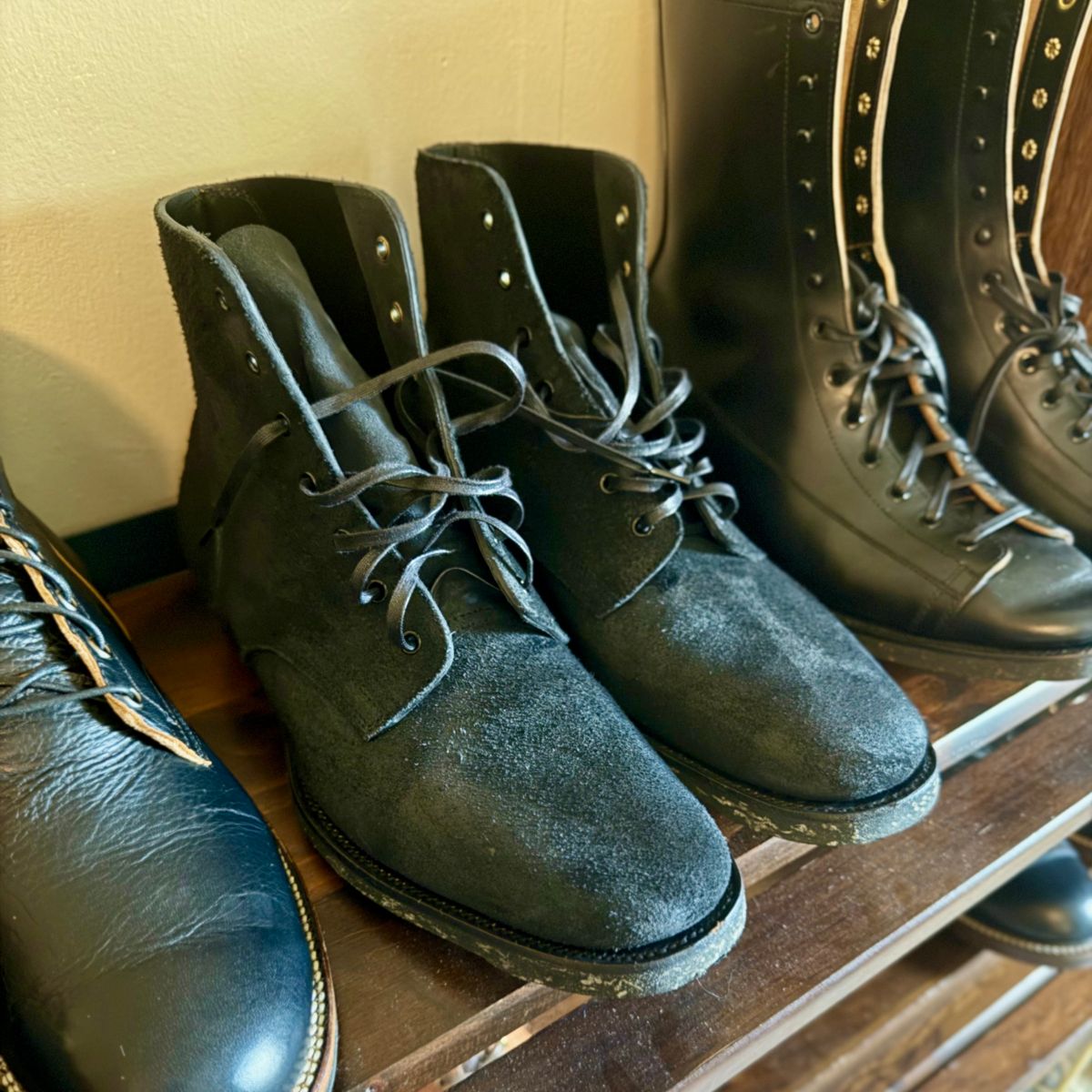 Photo by moznme on July 21, 2025 of the Clinch Yeager Boots in Clinch / Black Gustave Roughout cowhide.