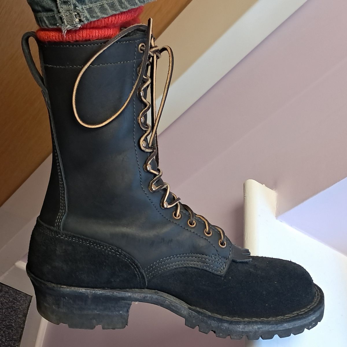 Photo by zealouscollie on April 20, 2025 of the JK Boots Fire Inlander in Seidel Black MaxSupport.