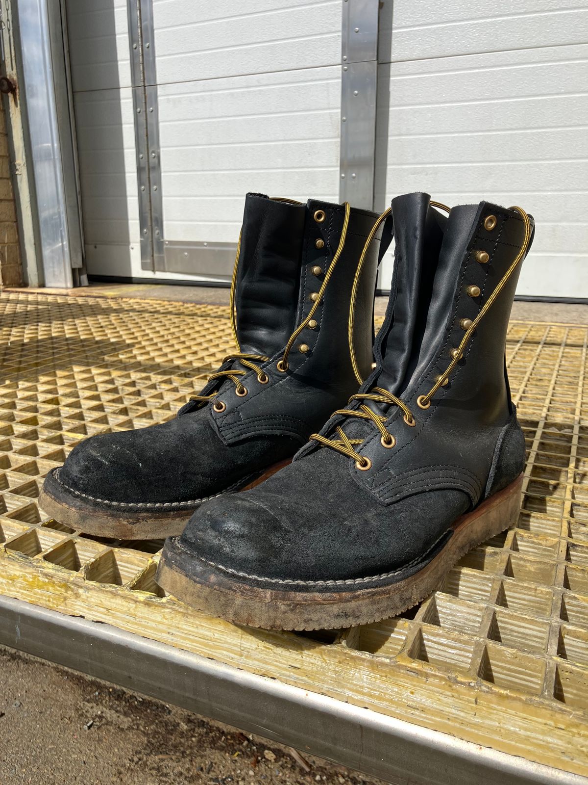 Photo by FutureCorpse33 on March 7, 2024 of the Nicks Traveler in Seidel MaxSupport Black & Seidel MaxSupport Black Roughout.