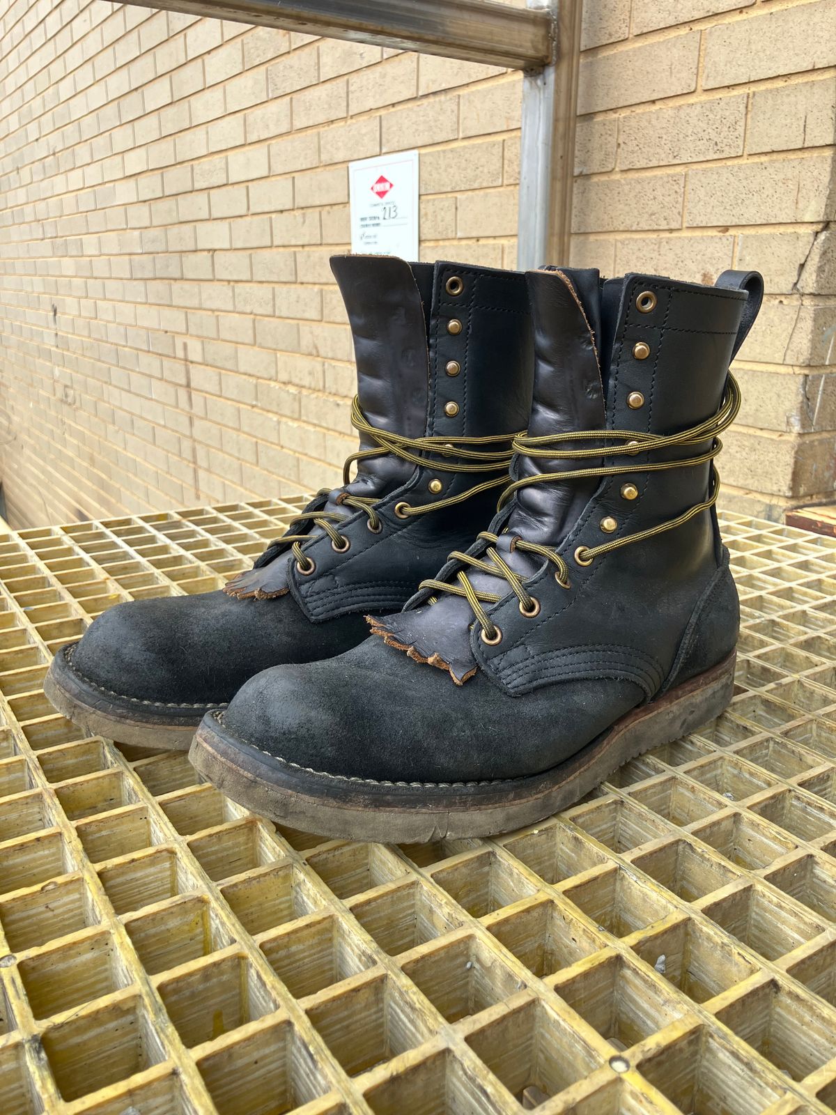 Photo by FutureCorpse33 on November 19, 2024 of the Nicks Traveler in Seidel MaxSupport Black & Seidel MaxSupport Black Roughout.