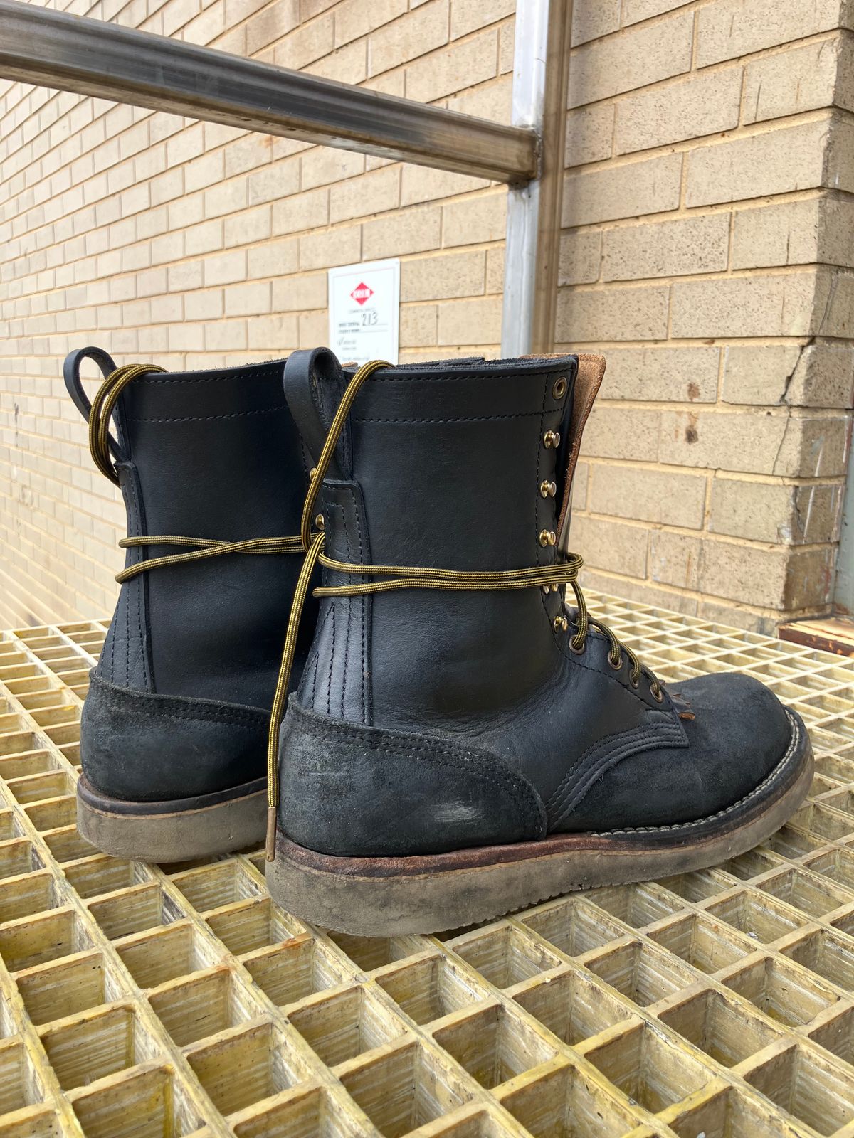 Photo by FutureCorpse33 on November 19, 2024 of the Nicks Traveler in Seidel MaxSupport Black & Seidel MaxSupport Black Roughout.