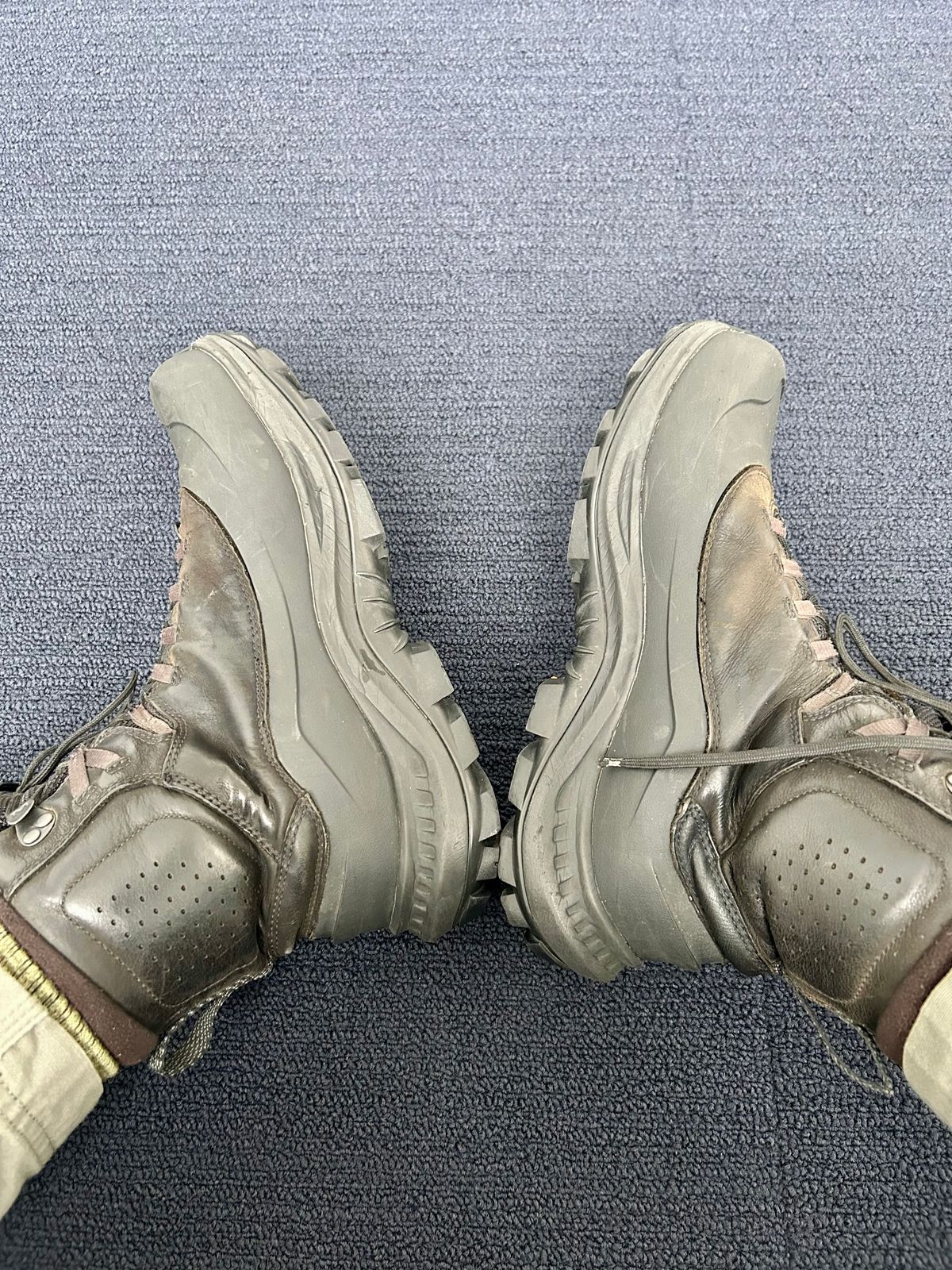 Photo by Vic on February 23, 2026 of the Merrell Merrell Men's Thermo Overlook 2 Mid Waterproof (Black) in Unknown Leather & Rubber.