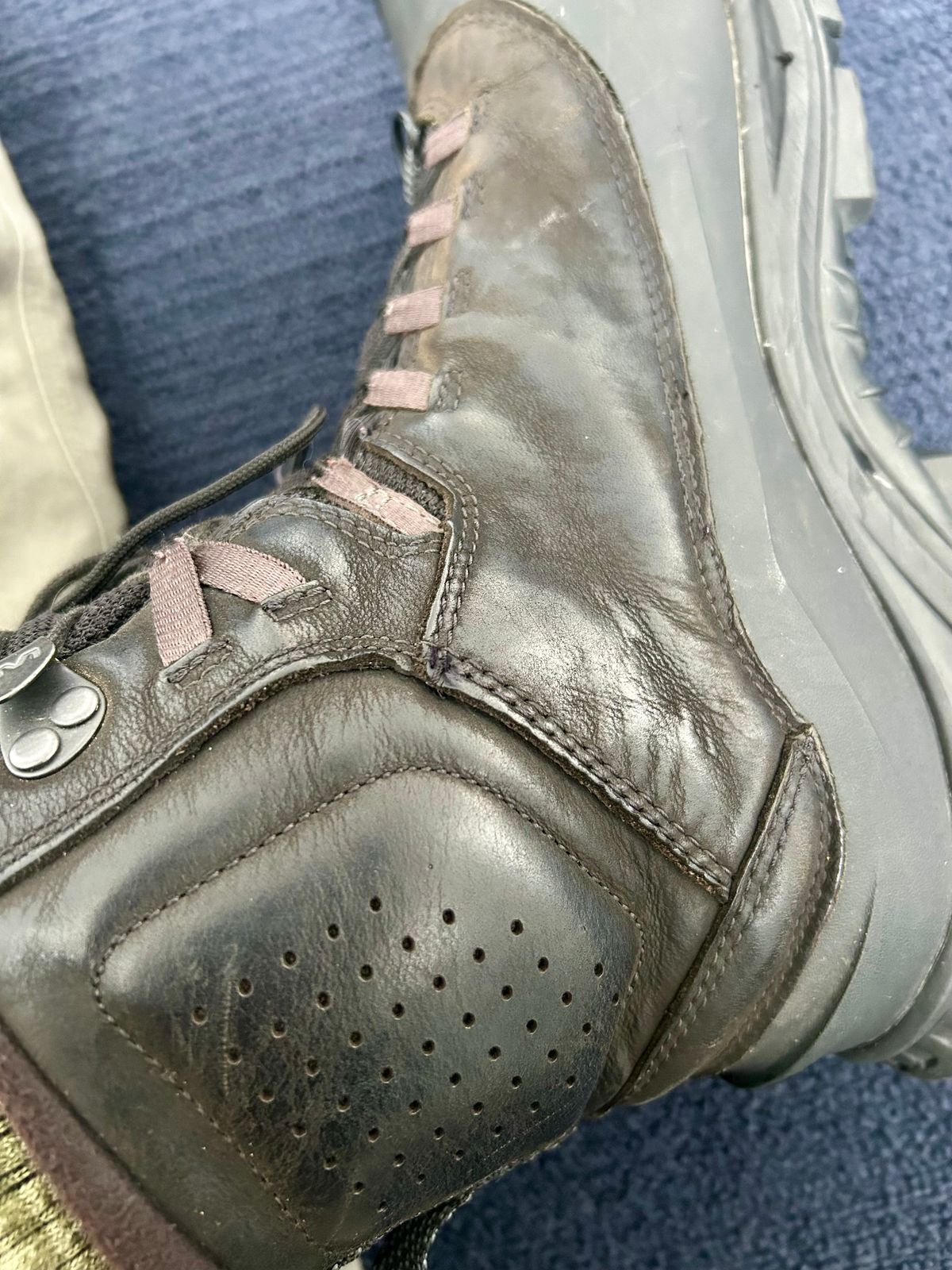 Photo by Vic on February 23, 2026 of the Merrell Merrell Men's Thermo Overlook 2 Mid Waterproof (Black) in Unknown Leather & Rubber.