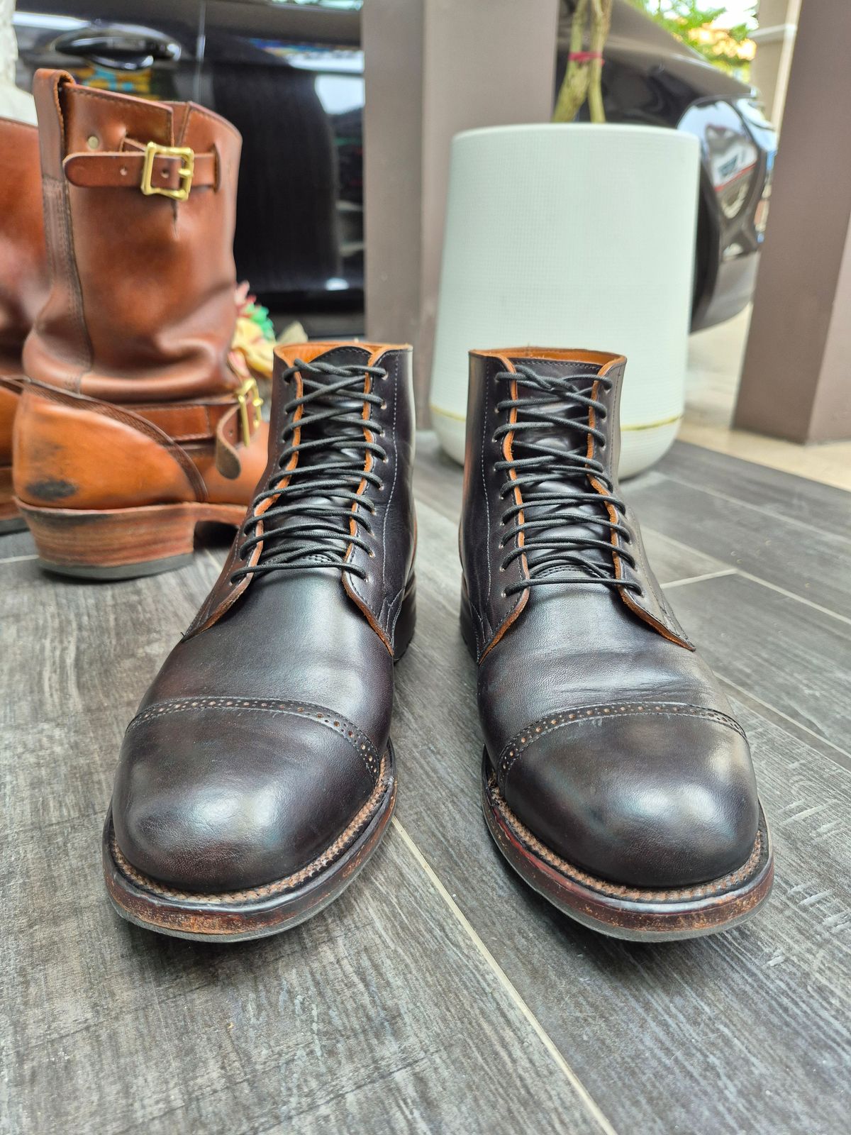 Photo by ice_rockster on October 5, 2025 of the Viberg Service Boot BCT in Maryam Nero Tea Core Vacchetta Lucida.