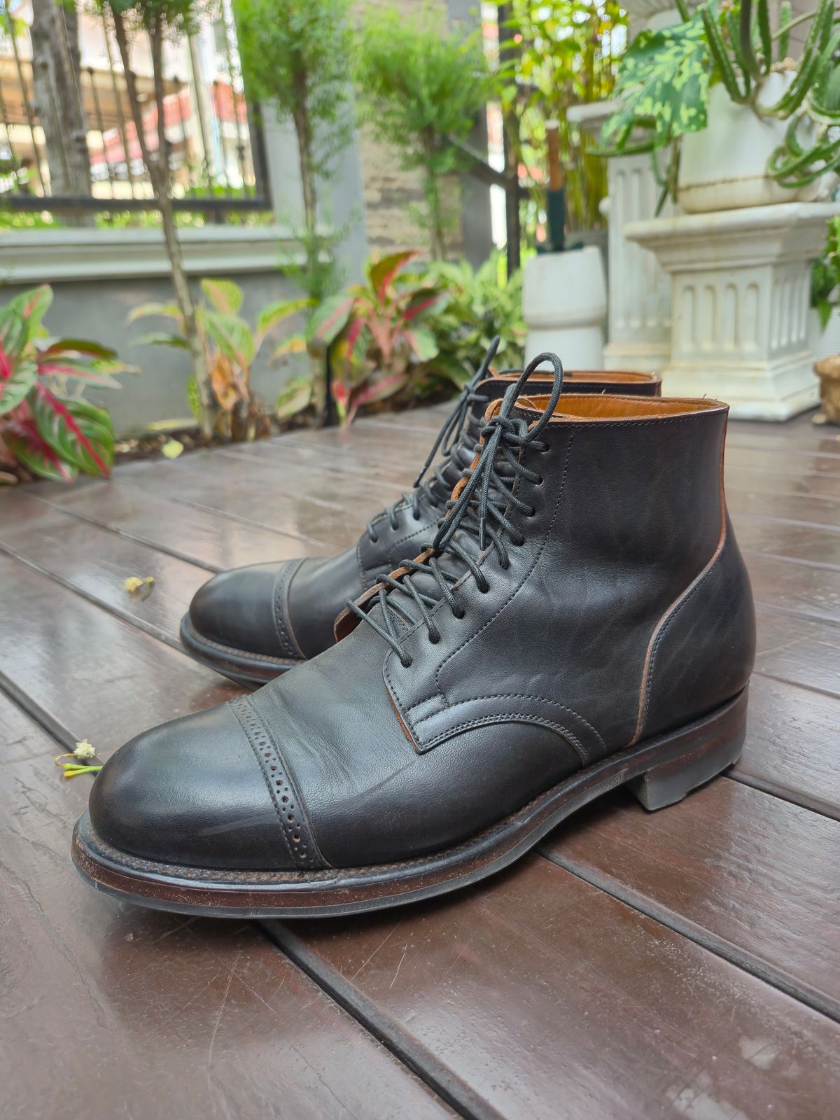 Photo by ice_rockster on December 5, 2025 of the Viberg Service Boot BCT in Maryam Nero Tea Core Vacchetta Lucida.