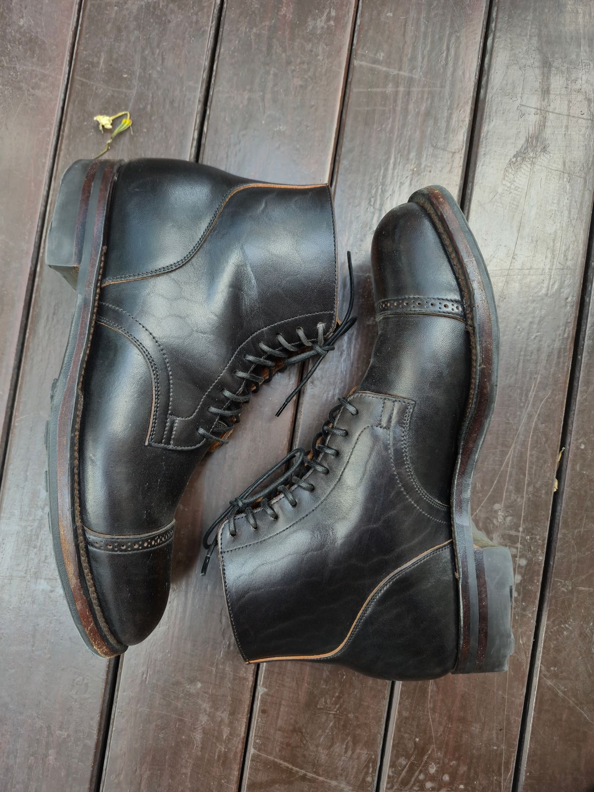 Photo by ice_rockster on December 5, 2025 of the Viberg Service Boot BCT in Maryam Nero Tea Core Vacchetta Lucida.