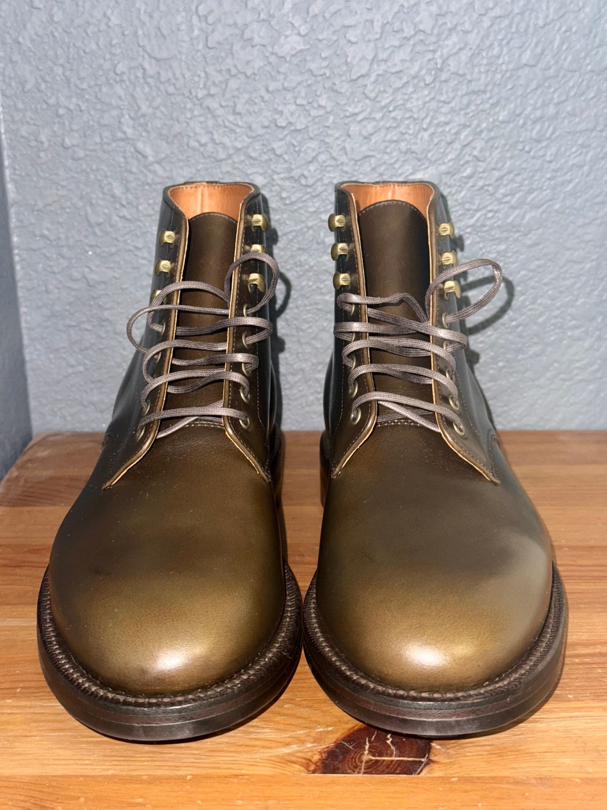 Photo by sierraStyled on October 10, 2024 of the Grant Stone Edward Boot in Horween Dark Olive Chromexcel.