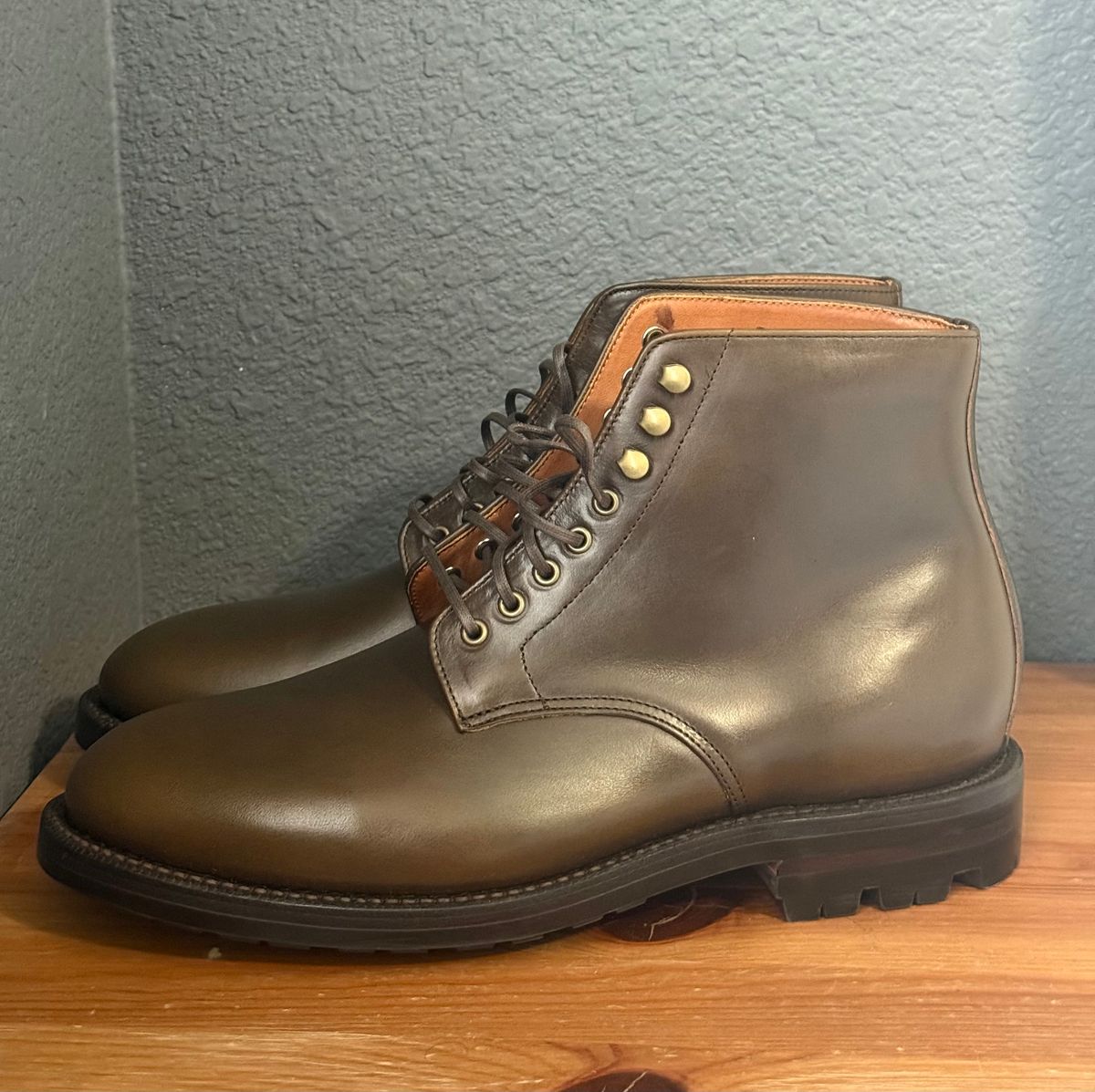 Photo by sierraStyled on October 10, 2024 of the Grant Stone Edward Boot in Horween Dark Olive Chromexcel.