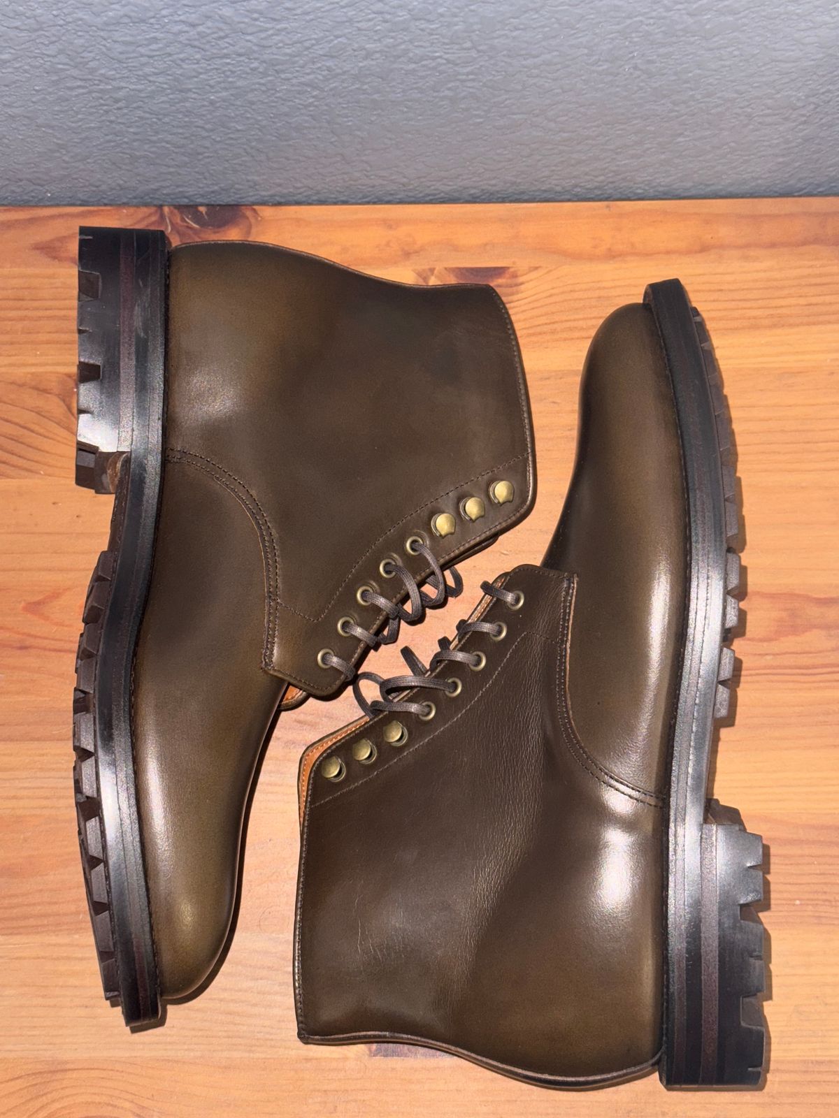 Photo by sierraStyled on October 10, 2024 of the Grant Stone Edward Boot in Horween Dark Olive Chromexcel.